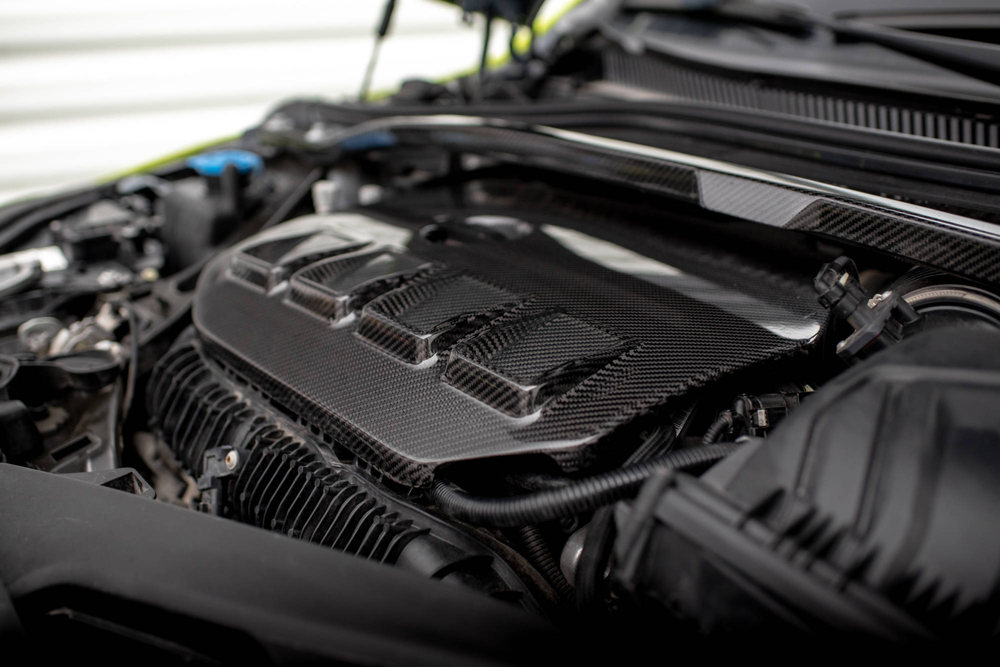 pol_po_Carbon-Fiber-Engine-Cover-BMW-1-F40-M135i-18757_4 pol_po_Carbon-Fiber-Engine-Cover-BMW-1-F40-M135i-18757_4
