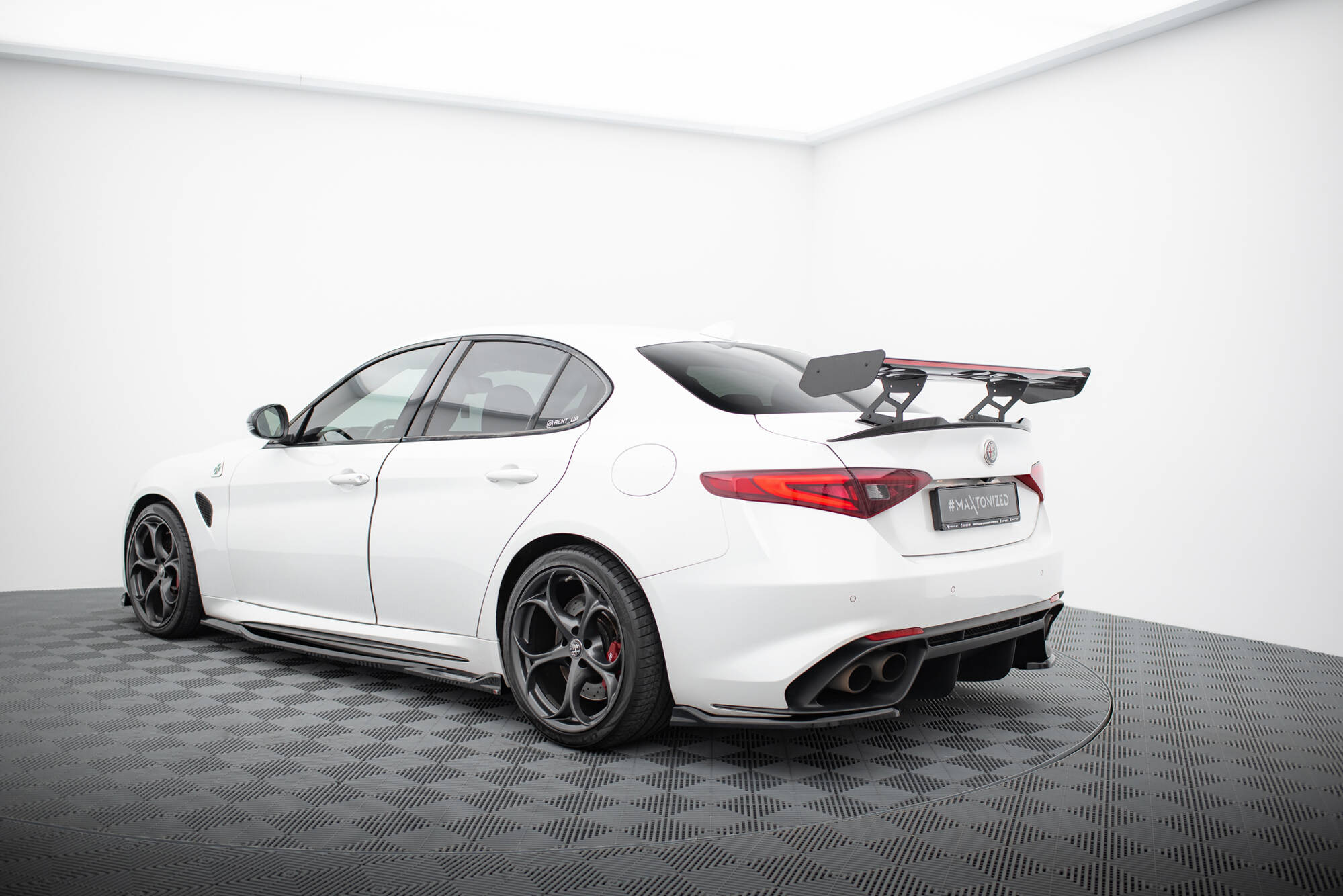 pol_po_Carbon-Spoiler-LED-Alfa-Romeo-Giulia-Quadrifoglio-21087_13 pol_po_Carbon-Spoiler-LED-Alfa-Romeo-Giulia-Quadrifoglio-21087_13