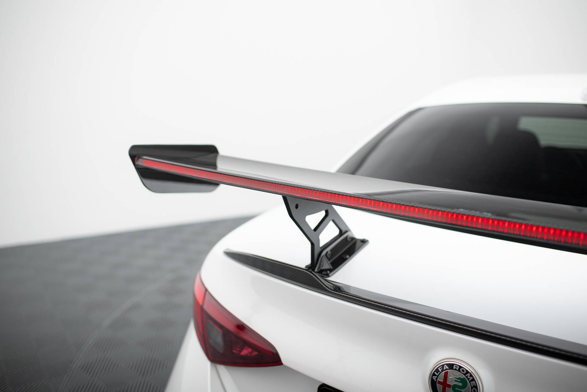 pol_po_Carbon-Spoiler-LED-Alfa-Romeo-Giulia-Quadrifoglio-21087_15 pol_po_Carbon-Spoiler-LED-Alfa-Romeo-Giulia-Quadrifoglio-21087_15