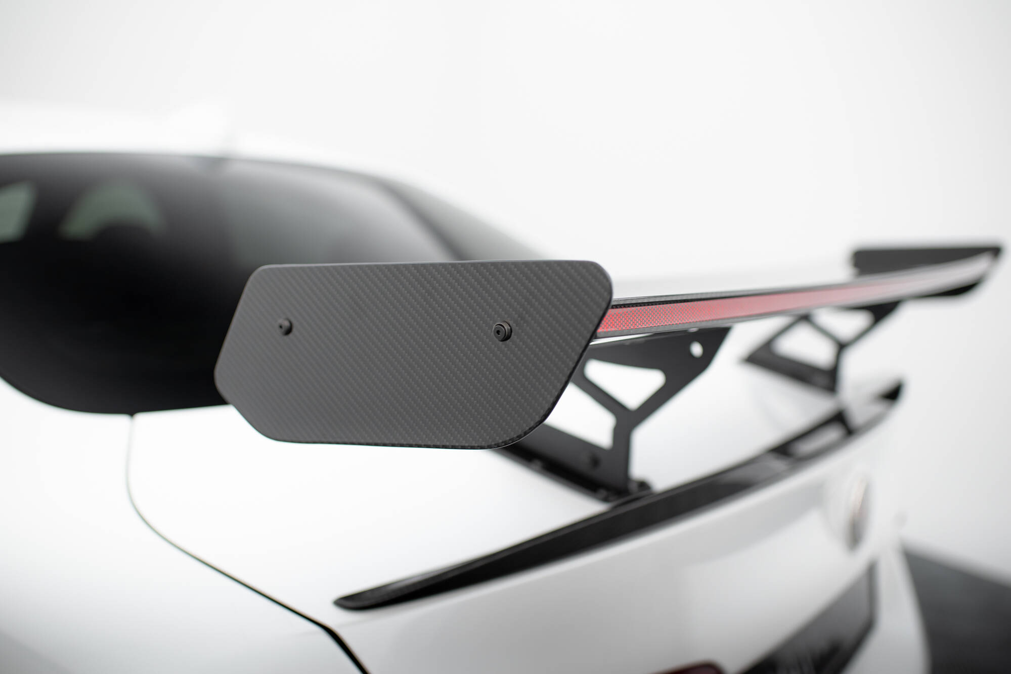 pol_po_Carbon-Spoiler-LED-Alfa-Romeo-Giulia-Quadrifoglio-21087_16 pol_po_Carbon-Spoiler-LED-Alfa-Romeo-Giulia-Quadrifoglio-21087_16