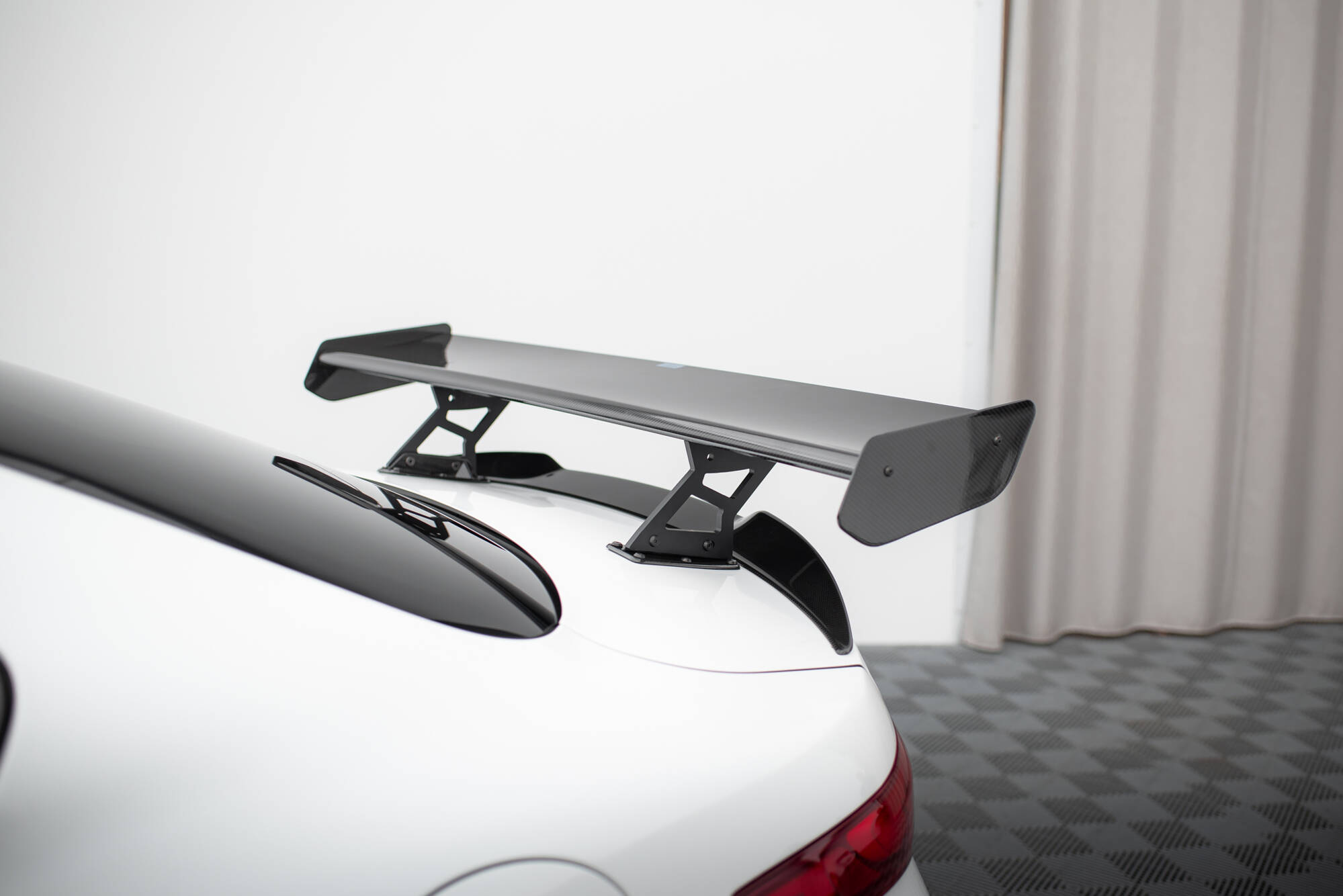 pol_po_Carbon-Spoiler-LED-Alfa-Romeo-Giulia-Quadrifoglio-21087_17 pol_po_Carbon-Spoiler-LED-Alfa-Romeo-Giulia-Quadrifoglio-21087_17