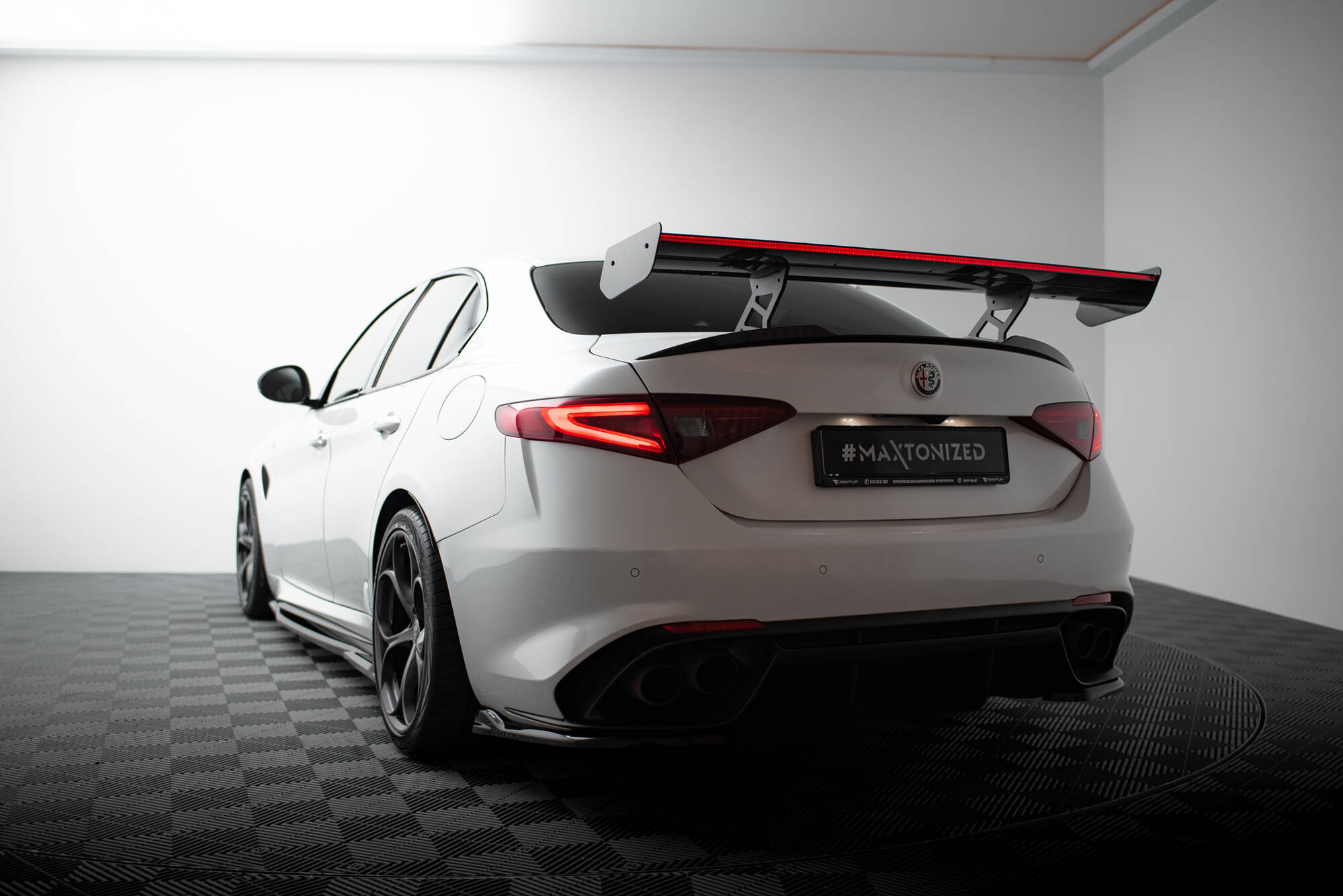 pol_po_Carbon-Spoiler-LED-Alfa-Romeo-Giulia-Quadrifoglio-21087_18 pol_po_Carbon-Spoiler-LED-Alfa-Romeo-Giulia-Quadrifoglio-21087_18