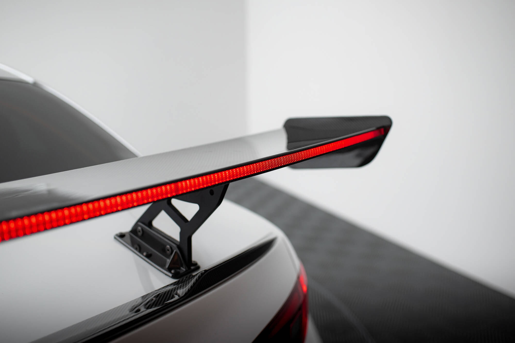 pol_po_Carbon-Spoiler-LED-Alfa-Romeo-Giulia-Quadrifoglio-21087_2 pol_po_Carbon-Spoiler-LED-Alfa-Romeo-Giulia-Quadrifoglio-21087_2