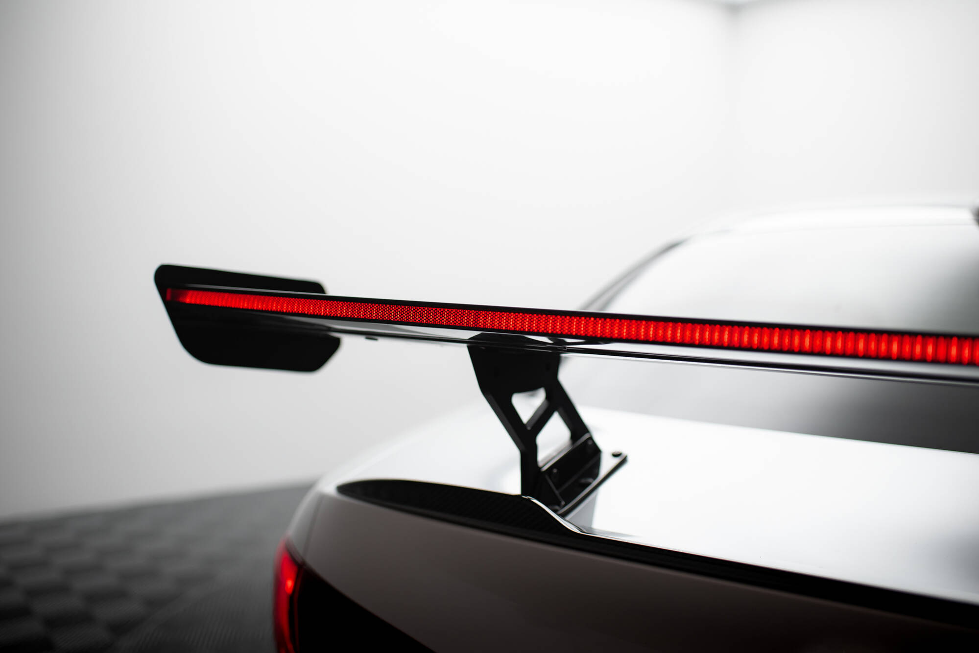 pol_po_Carbon-Spoiler-LED-Alfa-Romeo-Giulia-Quadrifoglio-21087_20 pol_po_Carbon-Spoiler-LED-Alfa-Romeo-Giulia-Quadrifoglio-21087_20