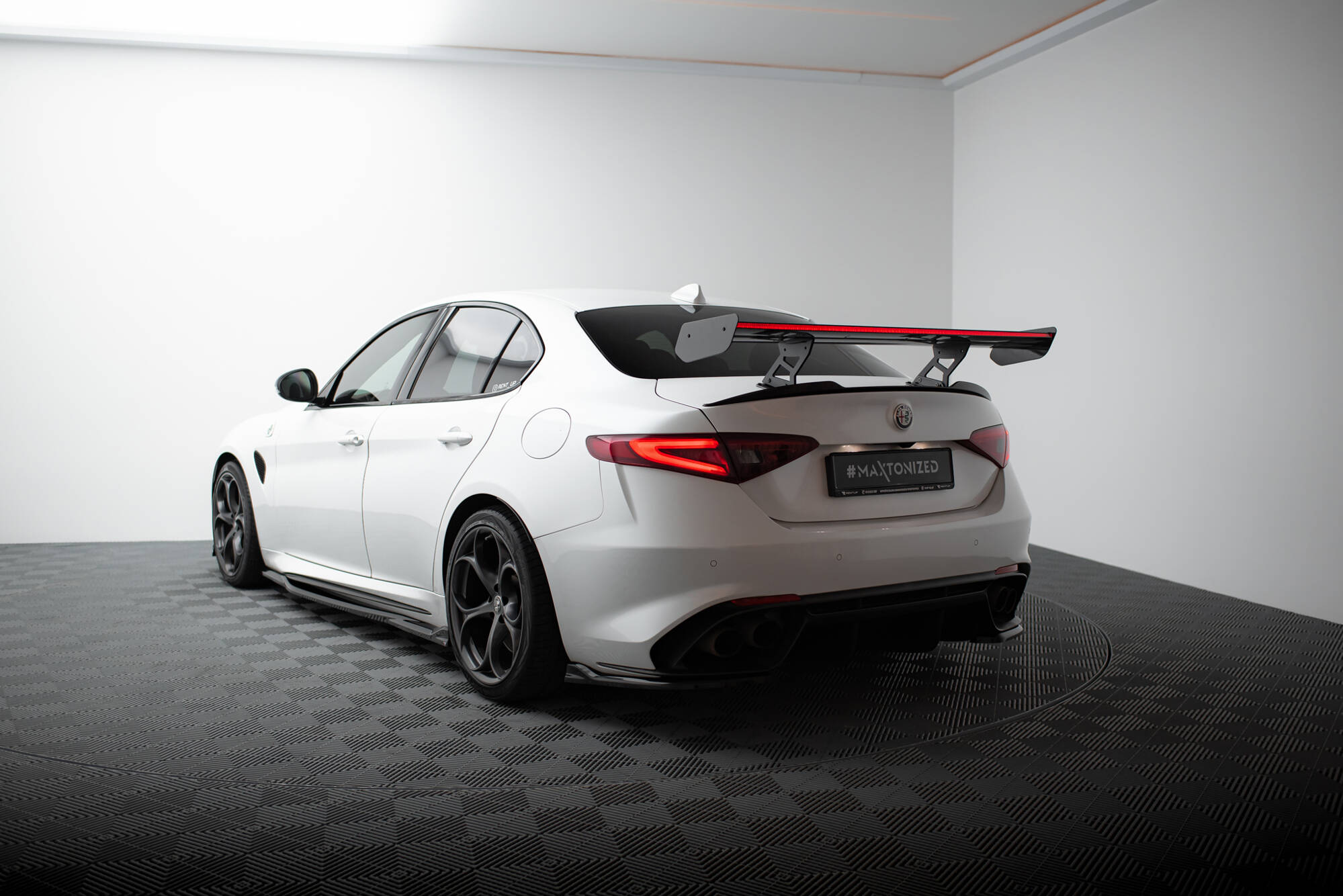 pol_po_Carbon-Spoiler-LED-Alfa-Romeo-Giulia-Quadrifoglio-21087_4 pol_po_Carbon-Spoiler-LED-Alfa-Romeo-Giulia-Quadrifoglio-21087_4