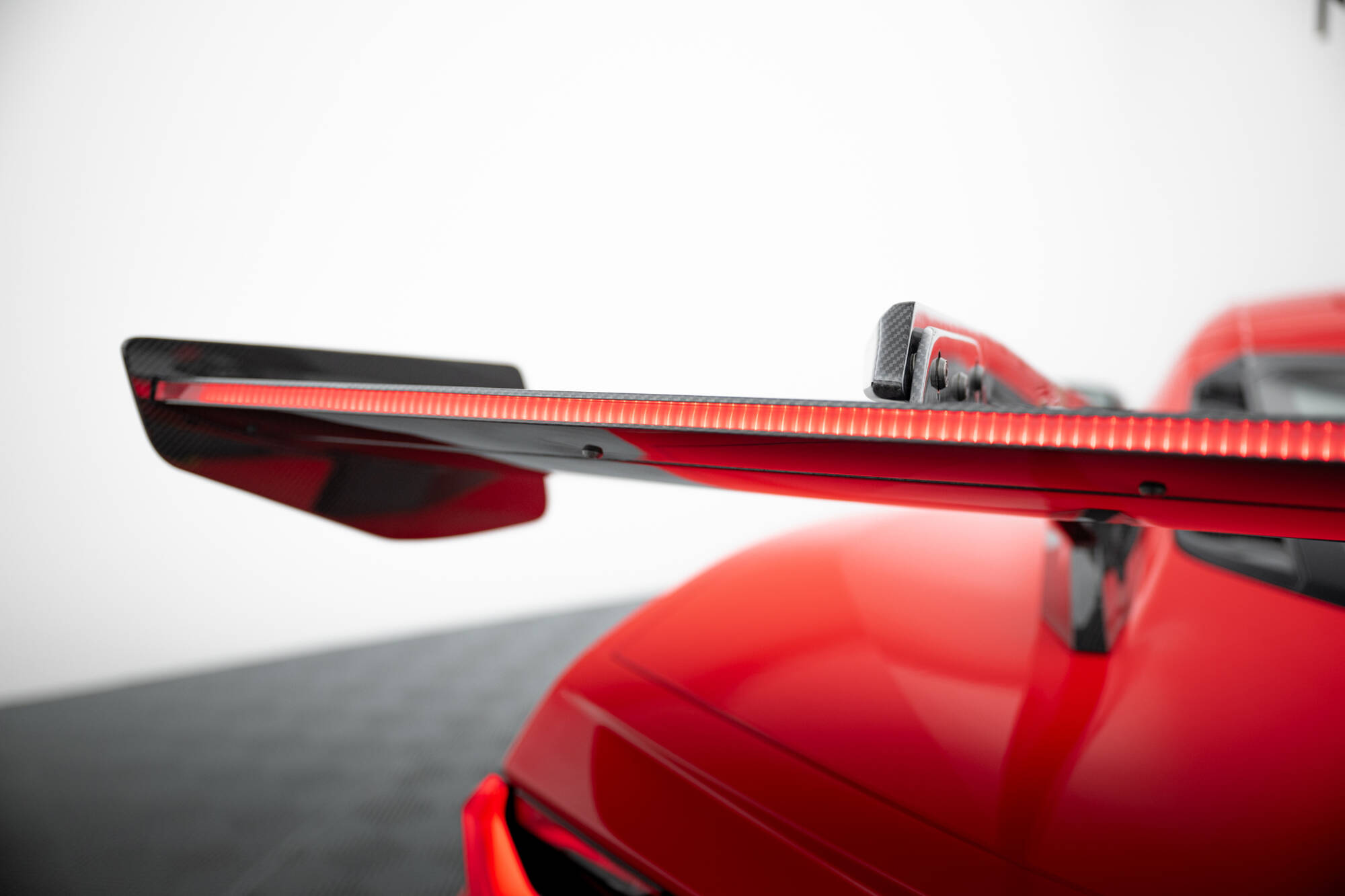 pol_po_Carbon-Spoiler-LED-Chevrolet-Corvette-C8-21174_6 pol_po_Carbon-Spoiler-LED-Chevrolet-Corvette-C8-21174_6