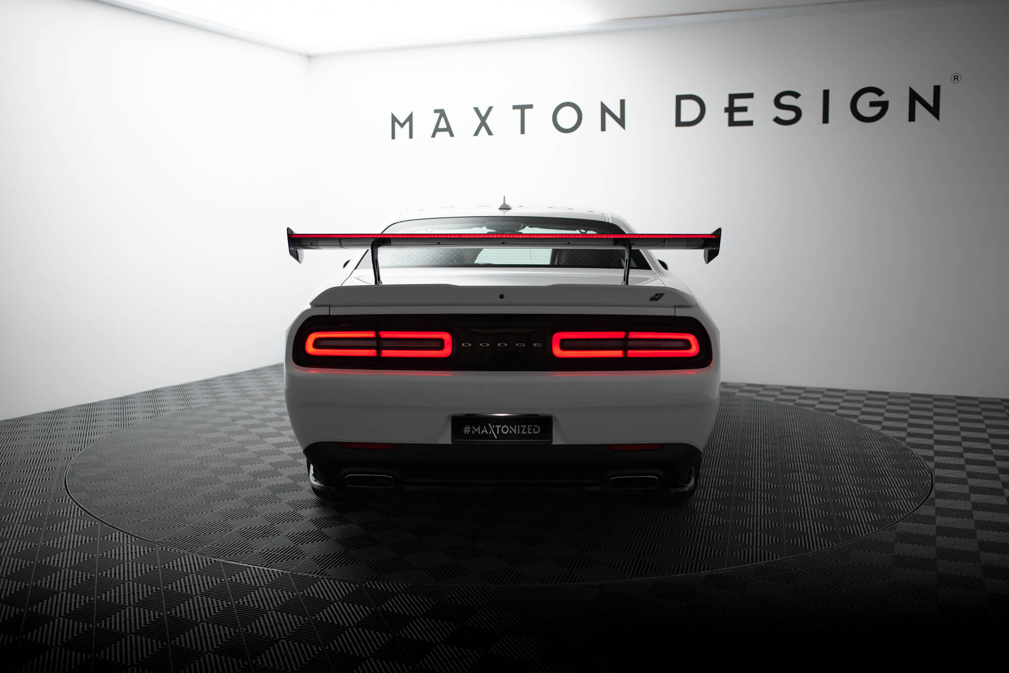 pol_po_Carbon-Spoiler-LED-Dodge-Challenger-Mk3-21129_13 pol_po_Carbon-Spoiler-LED-Dodge-Challenger-Mk3-21129_13