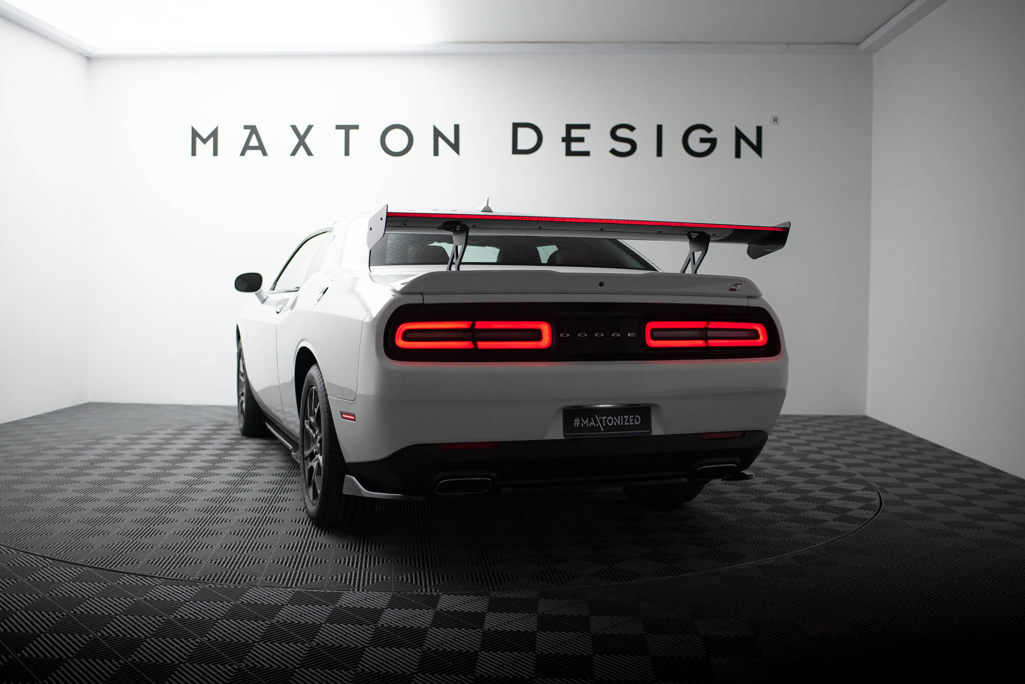 pol_po_Carbon-Spoiler-LED-Dodge-Challenger-Mk3-21129_14 pol_po_Carbon-Spoiler-LED-Dodge-Challenger-Mk3-21129_14