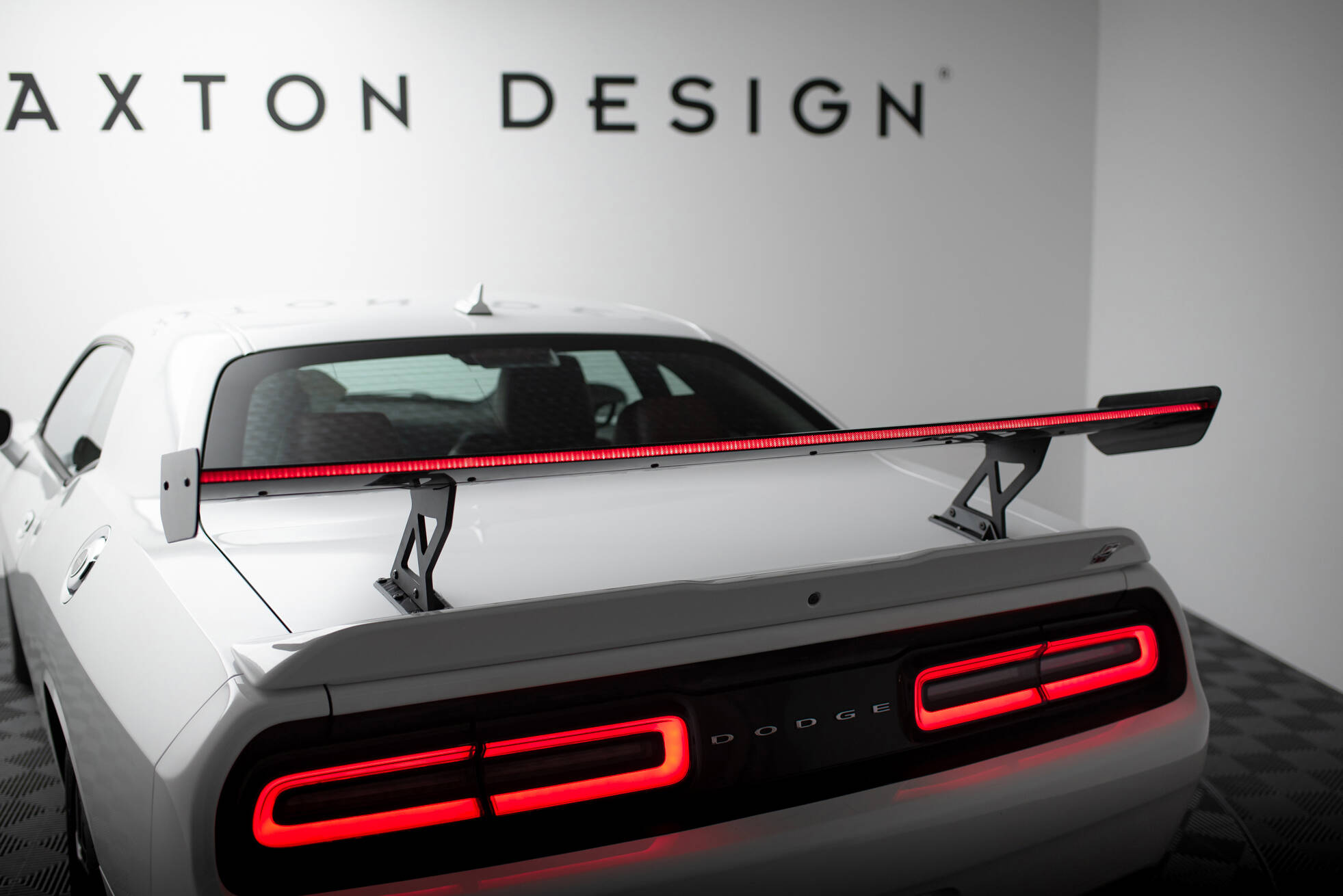 pol_po_Carbon-Spoiler-LED-Dodge-Challenger-Mk3-21129_15 pol_po_Carbon-Spoiler-LED-Dodge-Challenger-Mk3-21129_15
