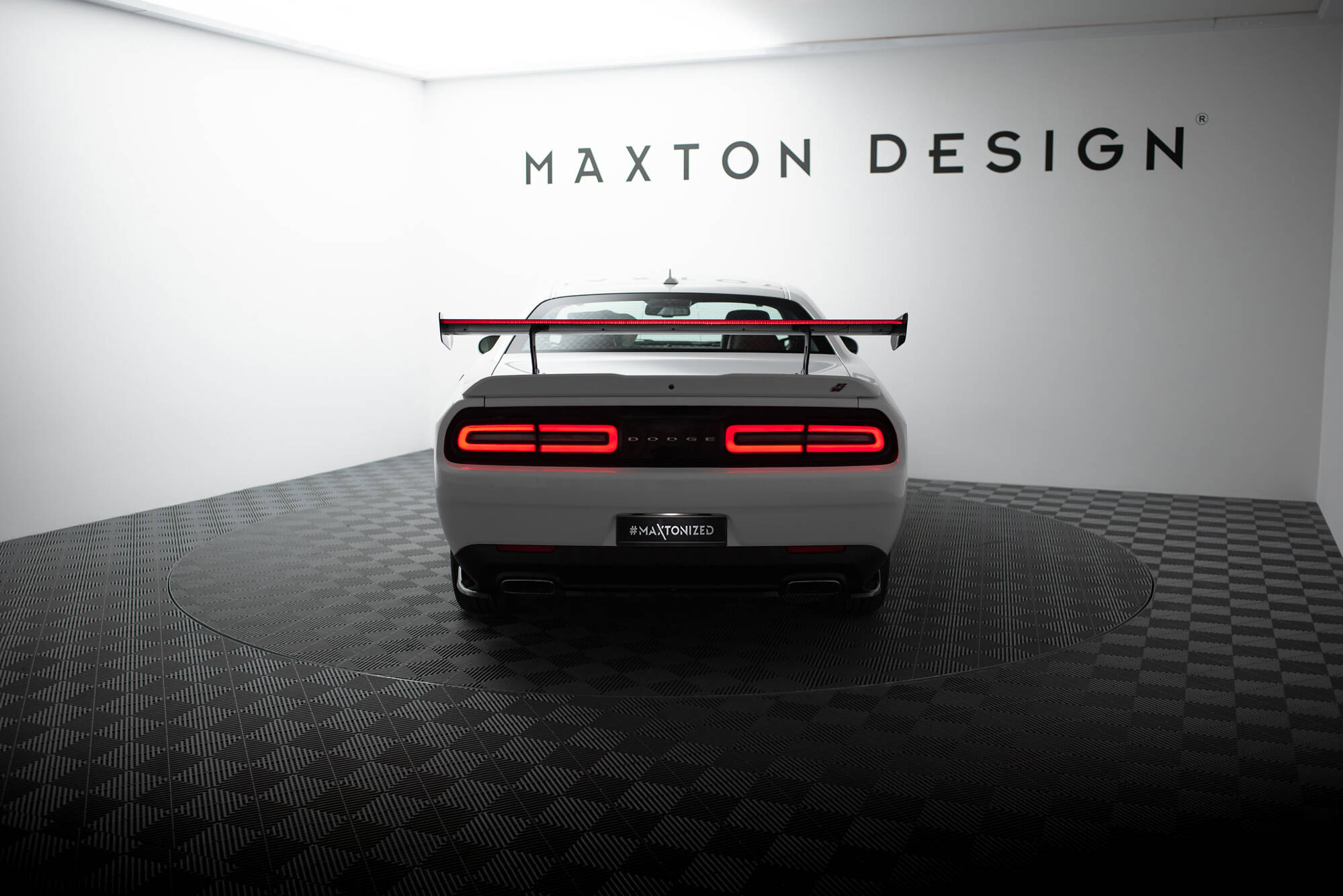 pol_po_Carbon-Spoiler-LED-Dodge-Challenger-Mk3-21129_16 pol_po_Carbon-Spoiler-LED-Dodge-Challenger-Mk3-21129_16