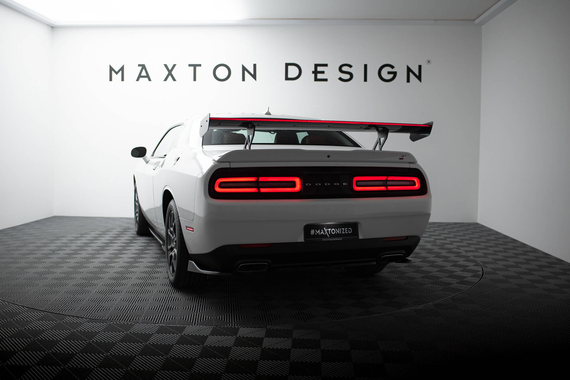 pol_po_Carbon-Spoiler-LED-Dodge-Challenger-Mk3-21129_17 pol_po_Carbon-Spoiler-LED-Dodge-Challenger-Mk3-21129_17
