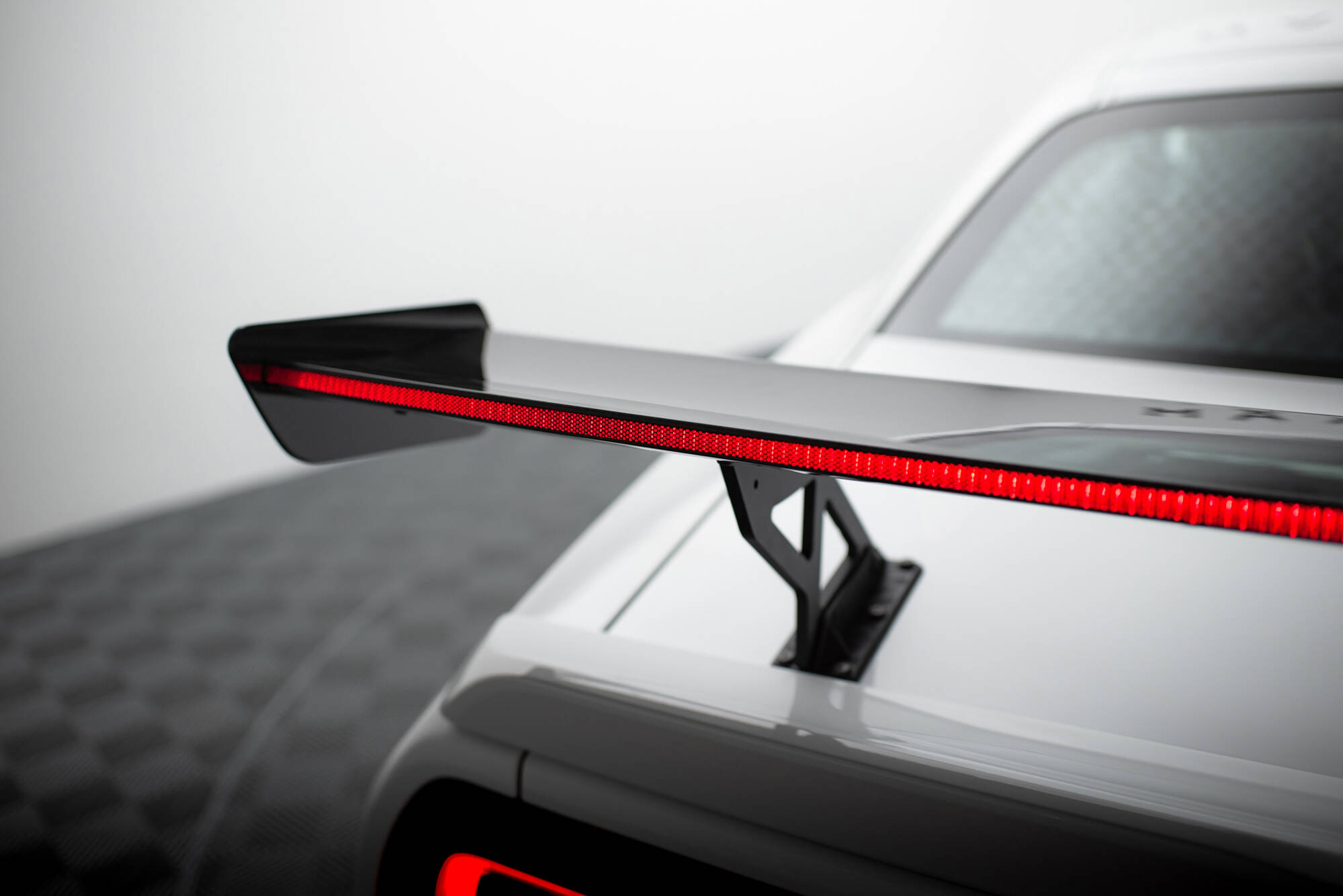 pol_po_Carbon-Spoiler-LED-Dodge-Challenger-Mk3-21129_18 pol_po_Carbon-Spoiler-LED-Dodge-Challenger-Mk3-21129_18