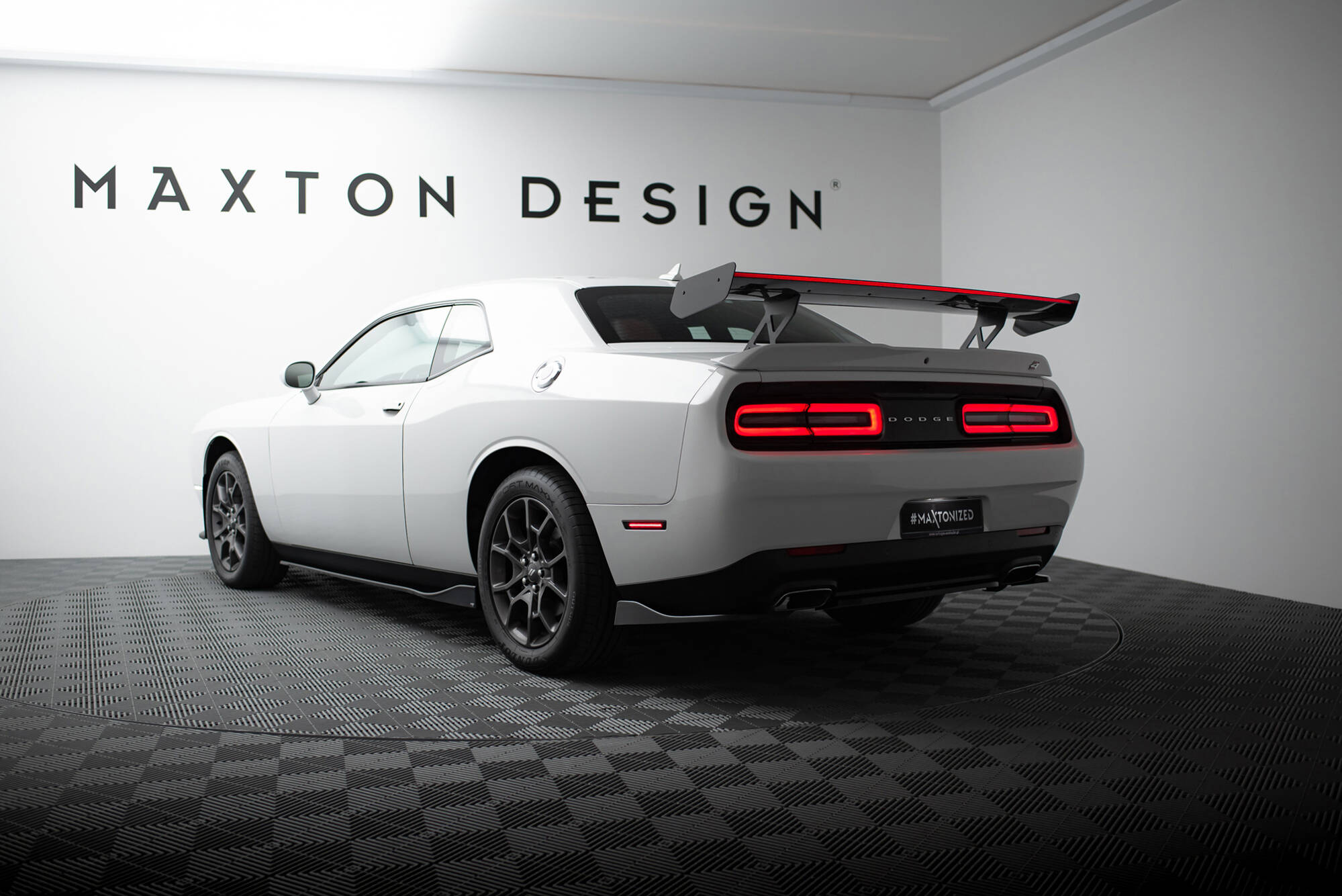 pol_po_Carbon-Spoiler-LED-Dodge-Challenger-Mk3-21129_19 pol_po_Carbon-Spoiler-LED-Dodge-Challenger-Mk3-21129_19