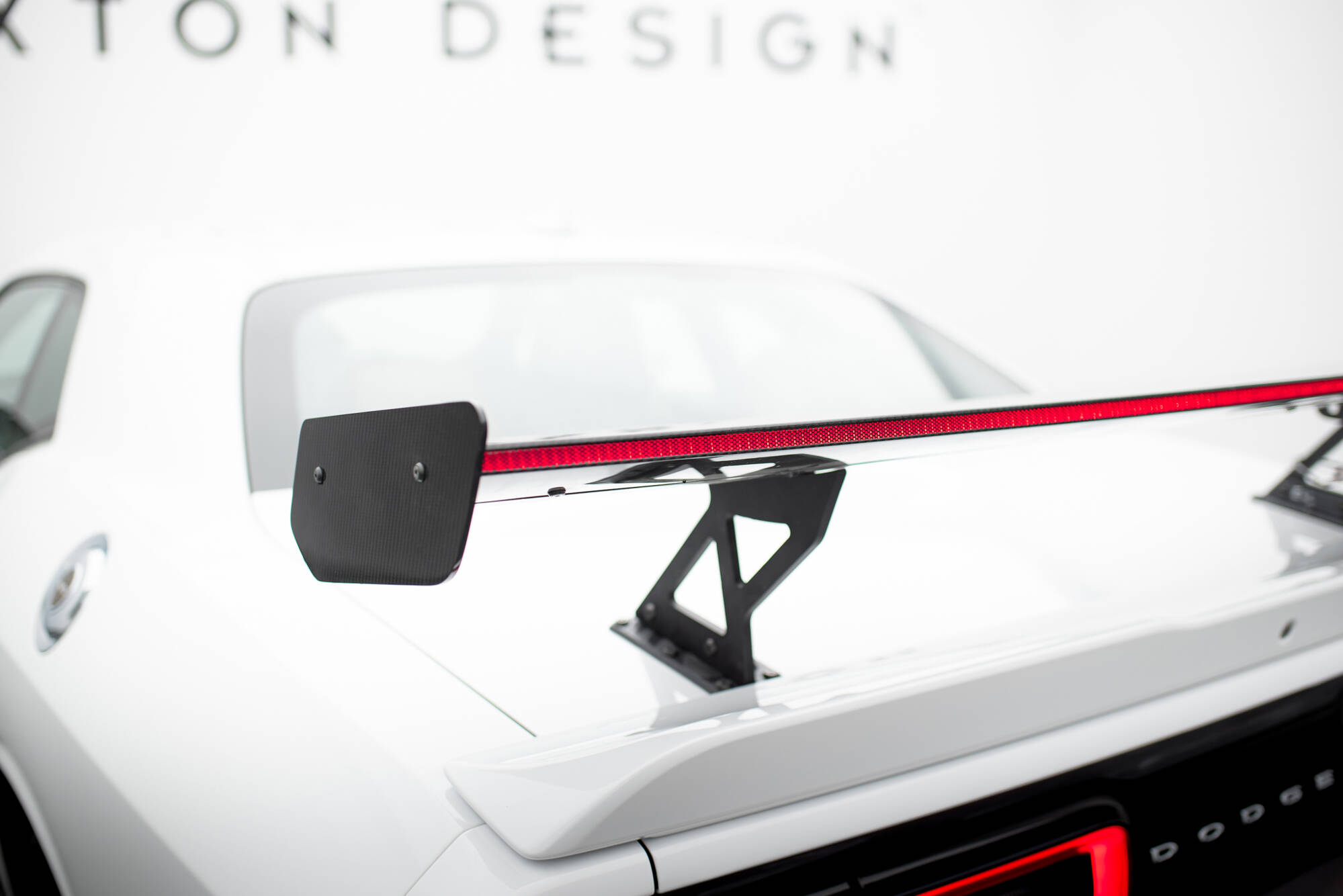 pol_po_Carbon-Spoiler-LED-Dodge-Challenger-Mk3-21129_2 pol_po_Carbon-Spoiler-LED-Dodge-Challenger-Mk3-21129_2