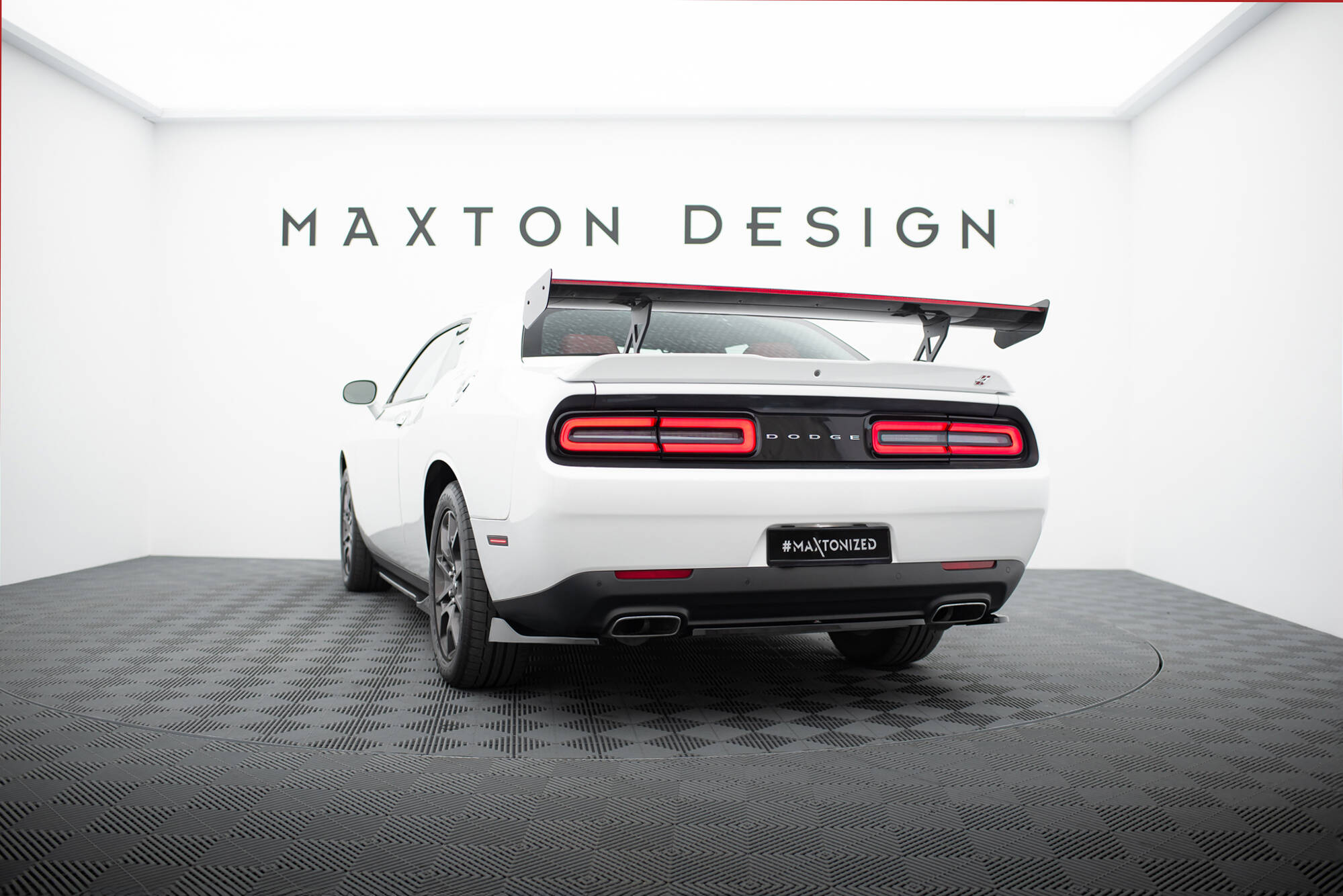 pol_po_Carbon-Spoiler-LED-Dodge-Challenger-Mk3-21129_23 pol_po_Carbon-Spoiler-LED-Dodge-Challenger-Mk3-21129_23