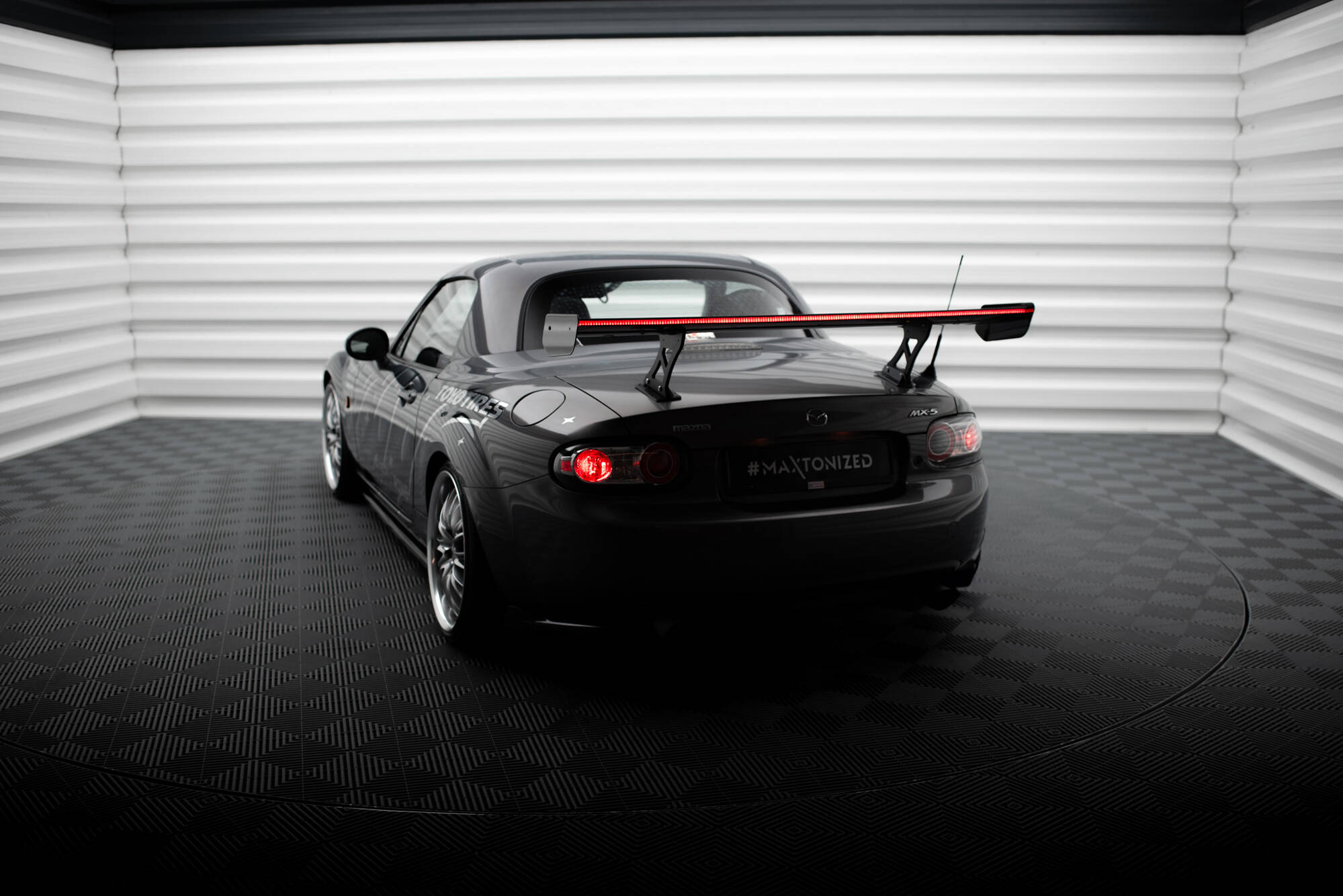 pol_po_Carbon-Spoiler-LED-Mazda-MX5-Hardtop-NC-MK3-20763_15 pol_po_Carbon-Spoiler-LED-Mazda-MX5-Hardtop-NC-MK3-20763_15