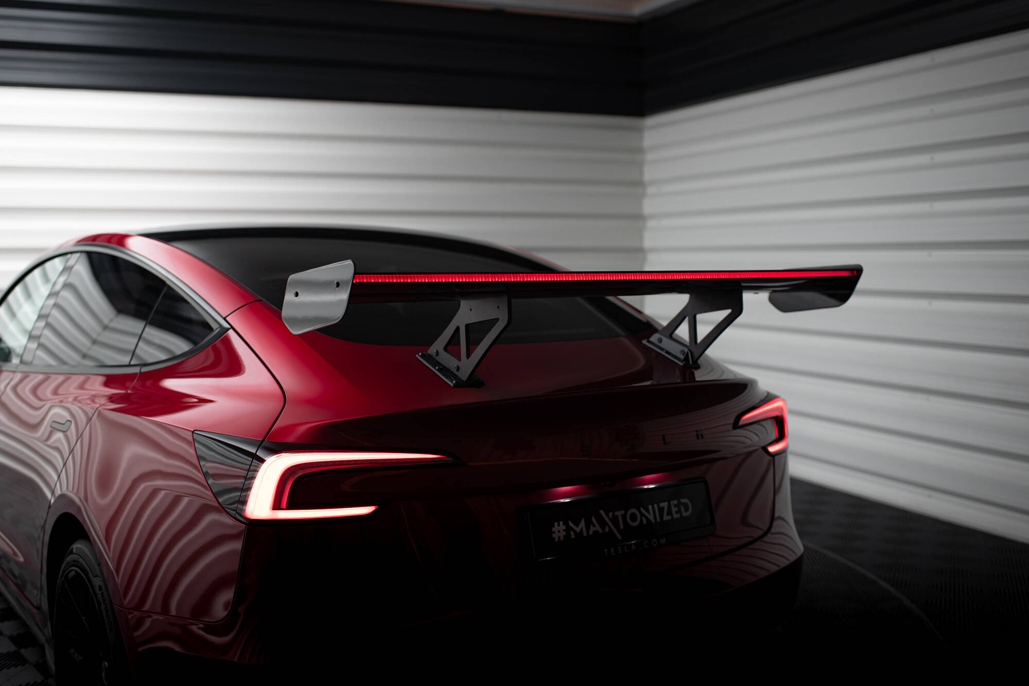 pol_po_Carbon-Spoiler-LED-Tesla-Model-3-21002_16 pol_po_Carbon-Spoiler-LED-Tesla-Model-3-21002_16