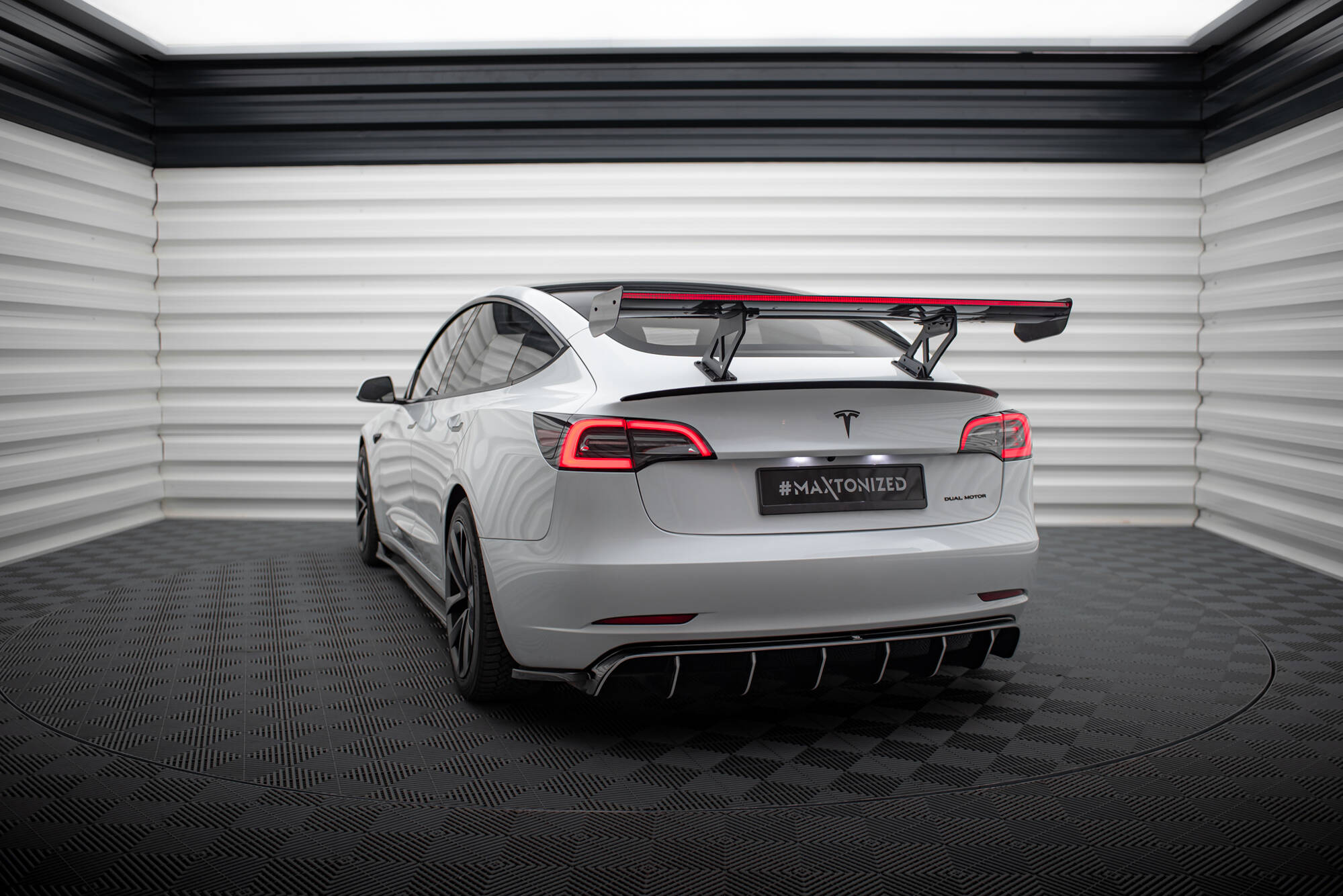 pol_po_Carbon-Spoiler-LED-Tesla-Model-3-21002_20 pol_po_Carbon-Spoiler-LED-Tesla-Model-3-21002_20