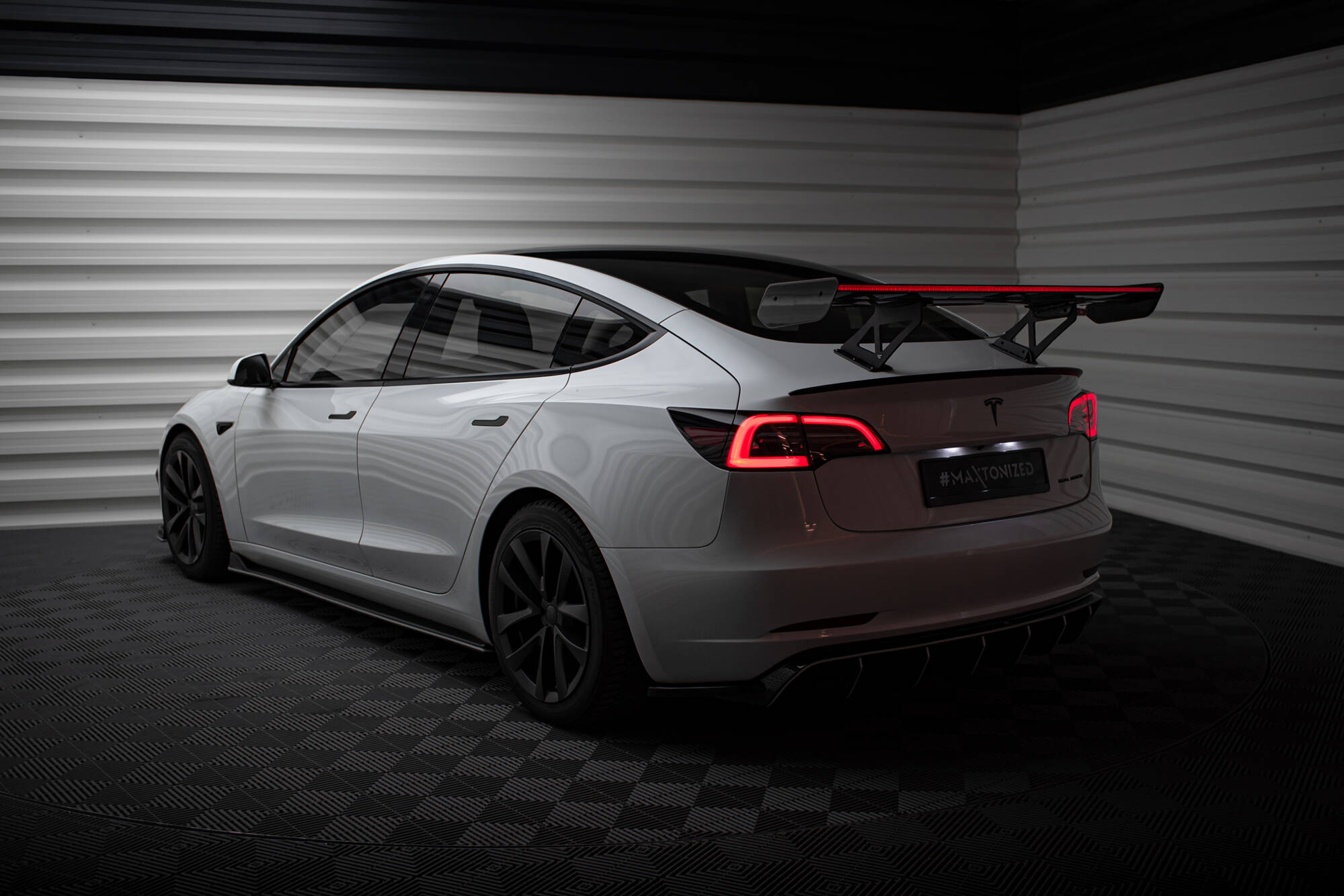 pol_po_Carbon-Spoiler-LED-Tesla-Model-3-21002_22 pol_po_Carbon-Spoiler-LED-Tesla-Model-3-21002_22