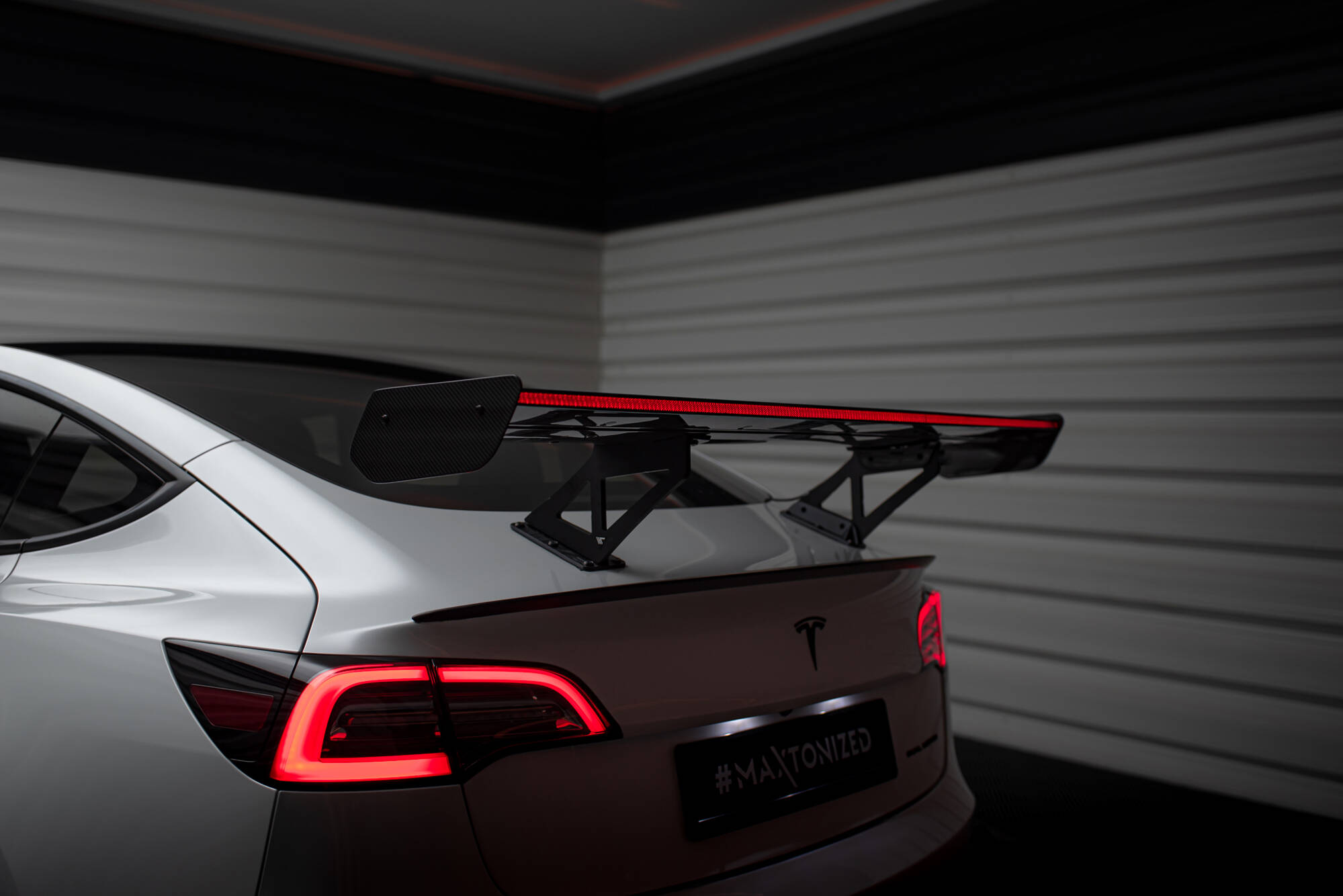 pol_po_Carbon-Spoiler-LED-Tesla-Model-3-21002_23 pol_po_Carbon-Spoiler-LED-Tesla-Model-3-21002_23