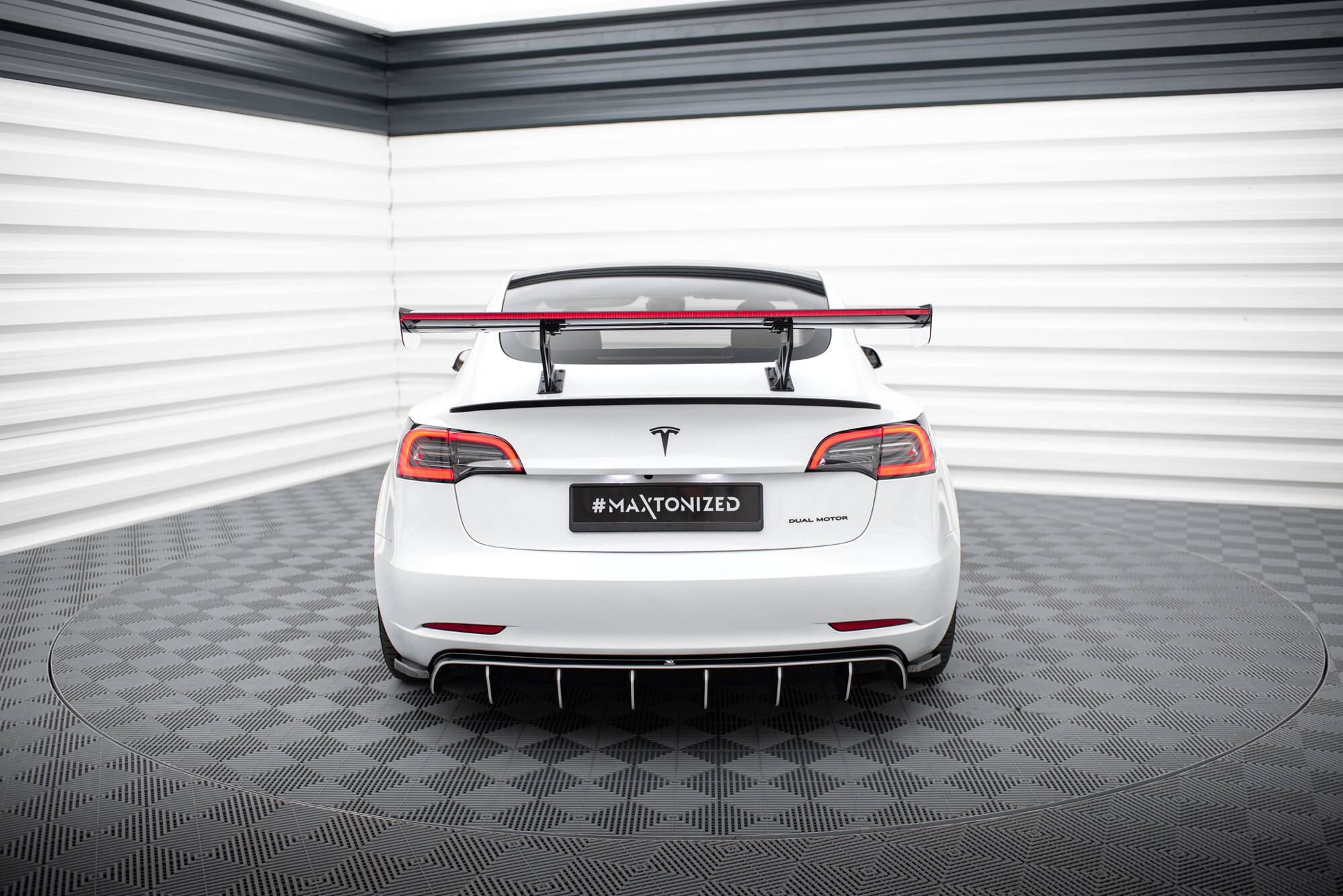 pol_po_Carbon-Spoiler-LED-Tesla-Model-3-21002_24 pol_po_Carbon-Spoiler-LED-Tesla-Model-3-21002_24