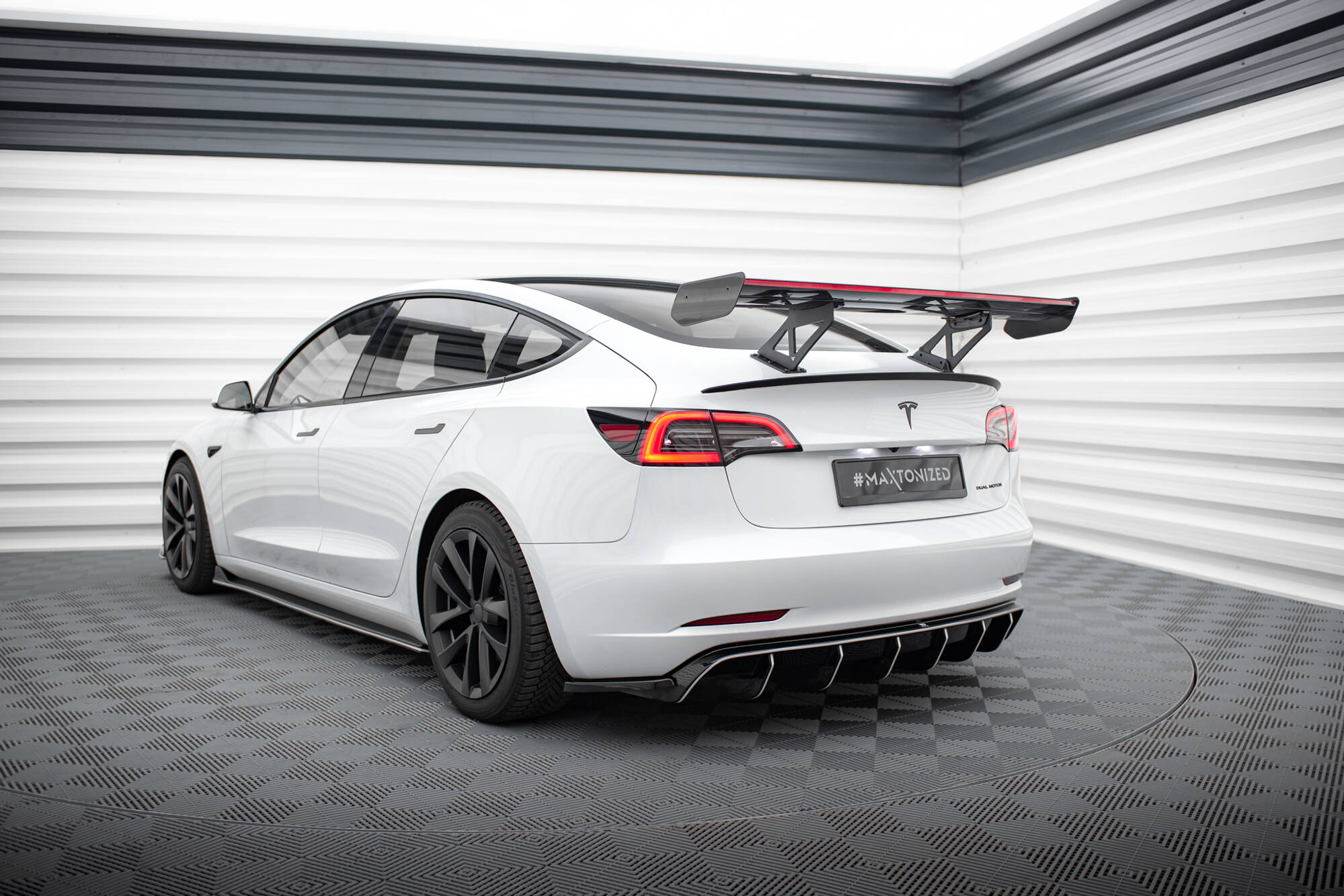 pol_po_Carbon-Spoiler-LED-Tesla-Model-3-21002_25 pol_po_Carbon-Spoiler-LED-Tesla-Model-3-21002_25