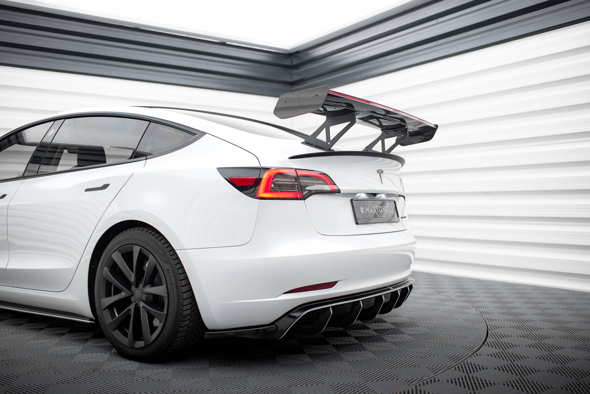pol_po_Carbon-Spoiler-LED-Tesla-Model-3-21002_26 pol_po_Carbon-Spoiler-LED-Tesla-Model-3-21002_26