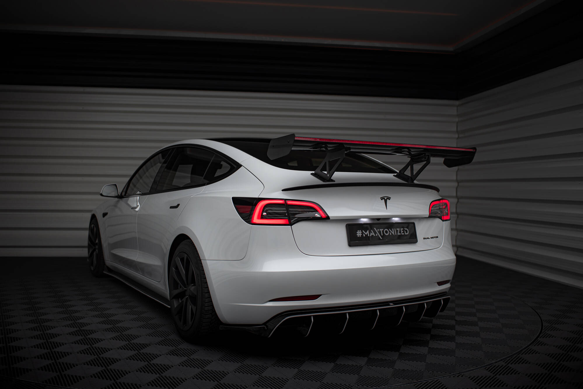 pol_po_Carbon-Spoiler-LED-Tesla-Model-3-21002_31 pol_po_Carbon-Spoiler-LED-Tesla-Model-3-21002_31