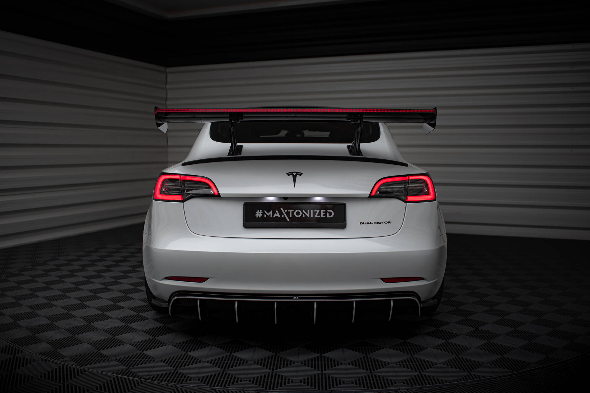 pol_po_Carbon-Spoiler-LED-Tesla-Model-3-21002_32 pol_po_Carbon-Spoiler-LED-Tesla-Model-3-21002_32