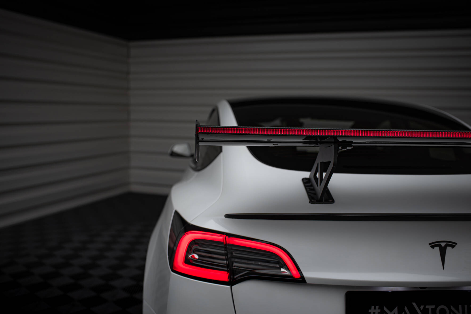 pol_po_Carbon-Spoiler-LED-Tesla-Model-3-21002_34 pol_po_Carbon-Spoiler-LED-Tesla-Model-3-21002_34