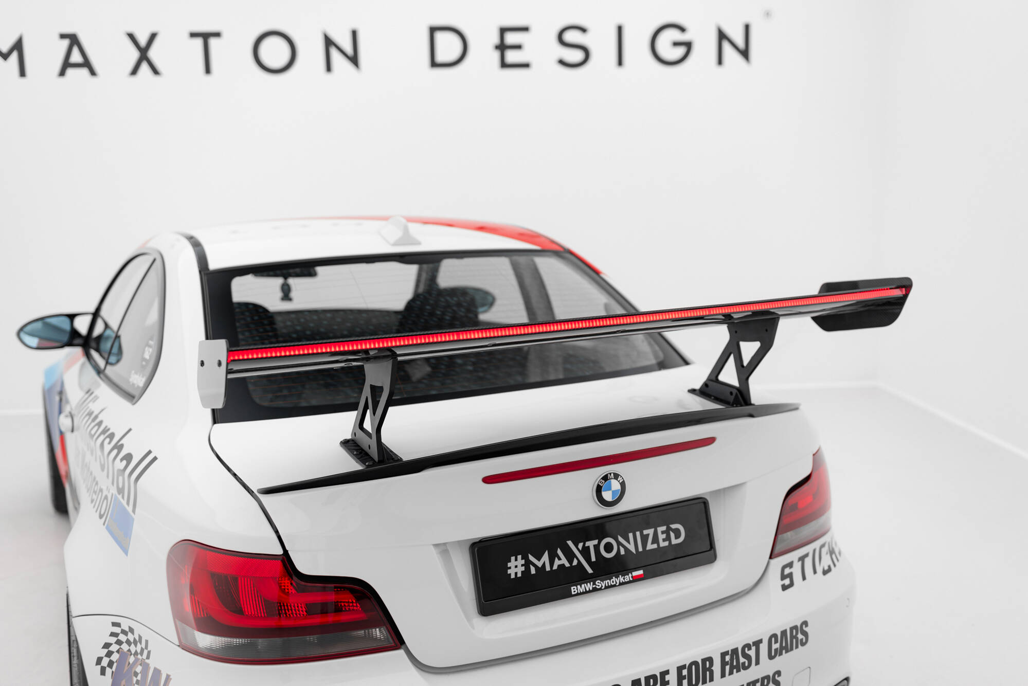 pol_po_Carbon-Spoiler-With-Internal-Brackets-Uprights-V-1-LED-BMW-1-M-E82-21616_15 pol_po_Carbon-Spoiler-With-Internal-Brackets-Uprights-V-1-LED-BMW-1-M-E82-21616_15