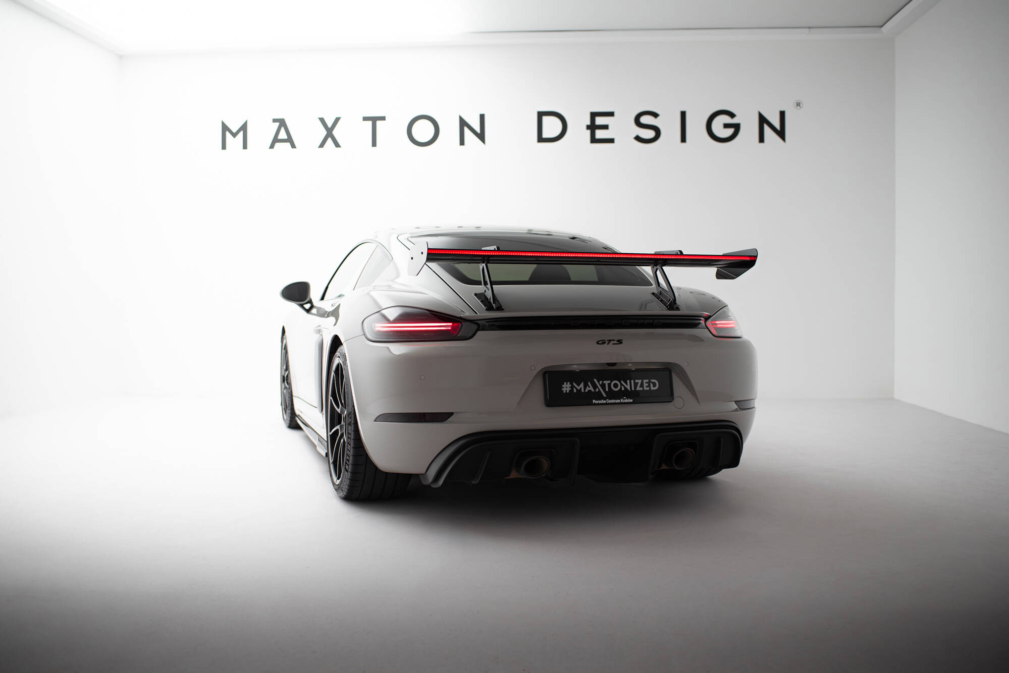 pol_po_Carbon-Spoiler-With-Upper-Swan-Mounting-V-1-LED-Porsche-718-Cayman-982c-21520_15 pol_po_Carbon-Spoiler-With-Upper-Swan-Mounting-V-1-LED-Porsche-718-Cayman-982c-21520_15
