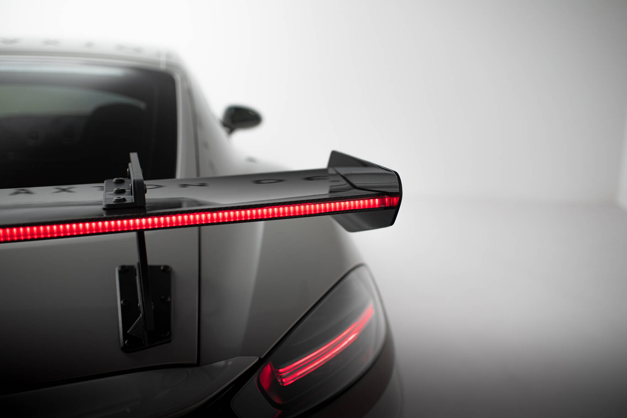 pol_po_Carbon-Spoiler-With-Upper-Swan-Mounting-V-1-LED-Porsche-718-Cayman-982c-21520_19 pol_po_Carbon-Spoiler-With-Upper-Swan-Mounting-V-1-LED-Porsche-718-Cayman-982c-21520_19