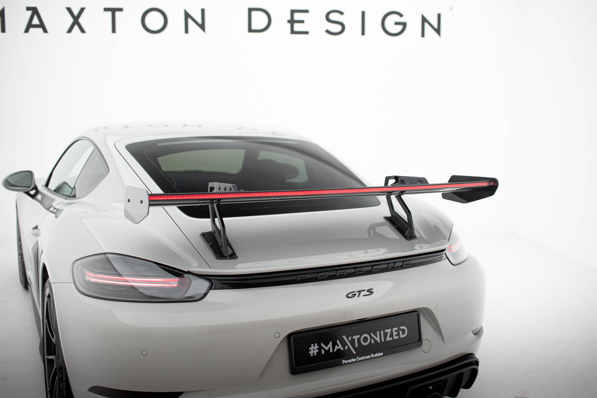 pol_po_Carbon-Spoiler-With-Upper-Swan-Mounting-V-2-LED-Porsche-718-Cayman-982c-21524_18 pol_po_Carbon-Spoiler-With-Upper-Swan-Mounting-V-2-LED-Porsche-718-Cayman-982c-21524_18