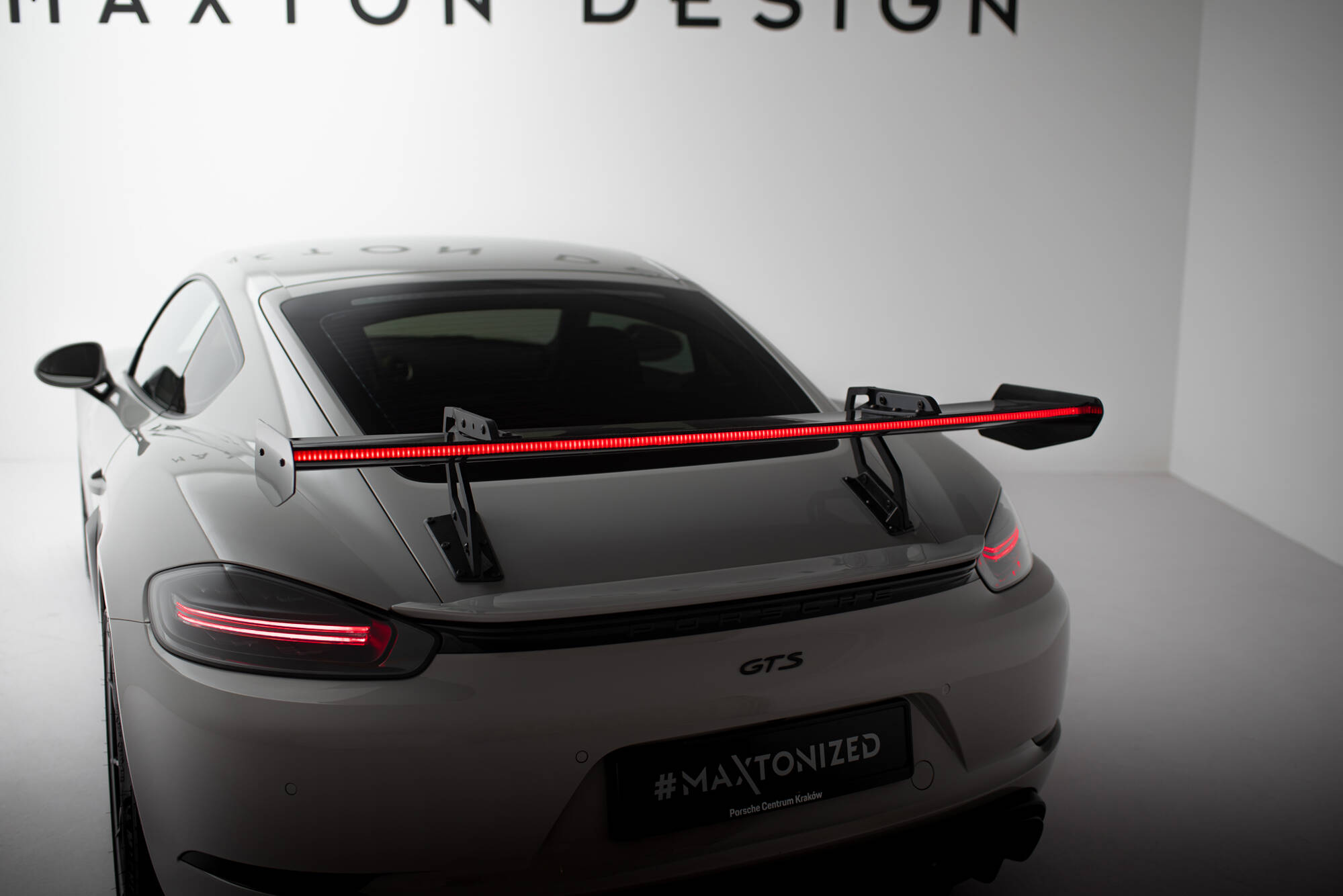pol_po_Carbon-Spoiler-With-Upper-Swan-Mounting-V-2-LED-Porsche-718-Cayman-982c-21524_23 pol_po_Carbon-Spoiler-With-Upper-Swan-Mounting-V-2-LED-Porsche-718-Cayman-982c-21524_23