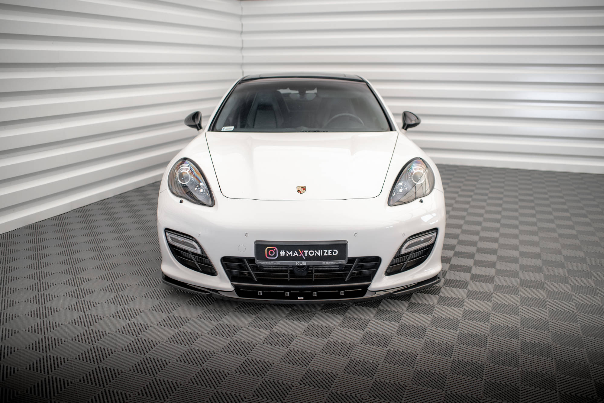 pol_po_Front-Splitter-V-2-Porsche-Panamera-Turbo-Sport-Design-Package-970-17240_3 pol_po_Front-Splitter-V-2-Porsche-Panamera-Turbo-Sport-Design-Package-970-17240_3