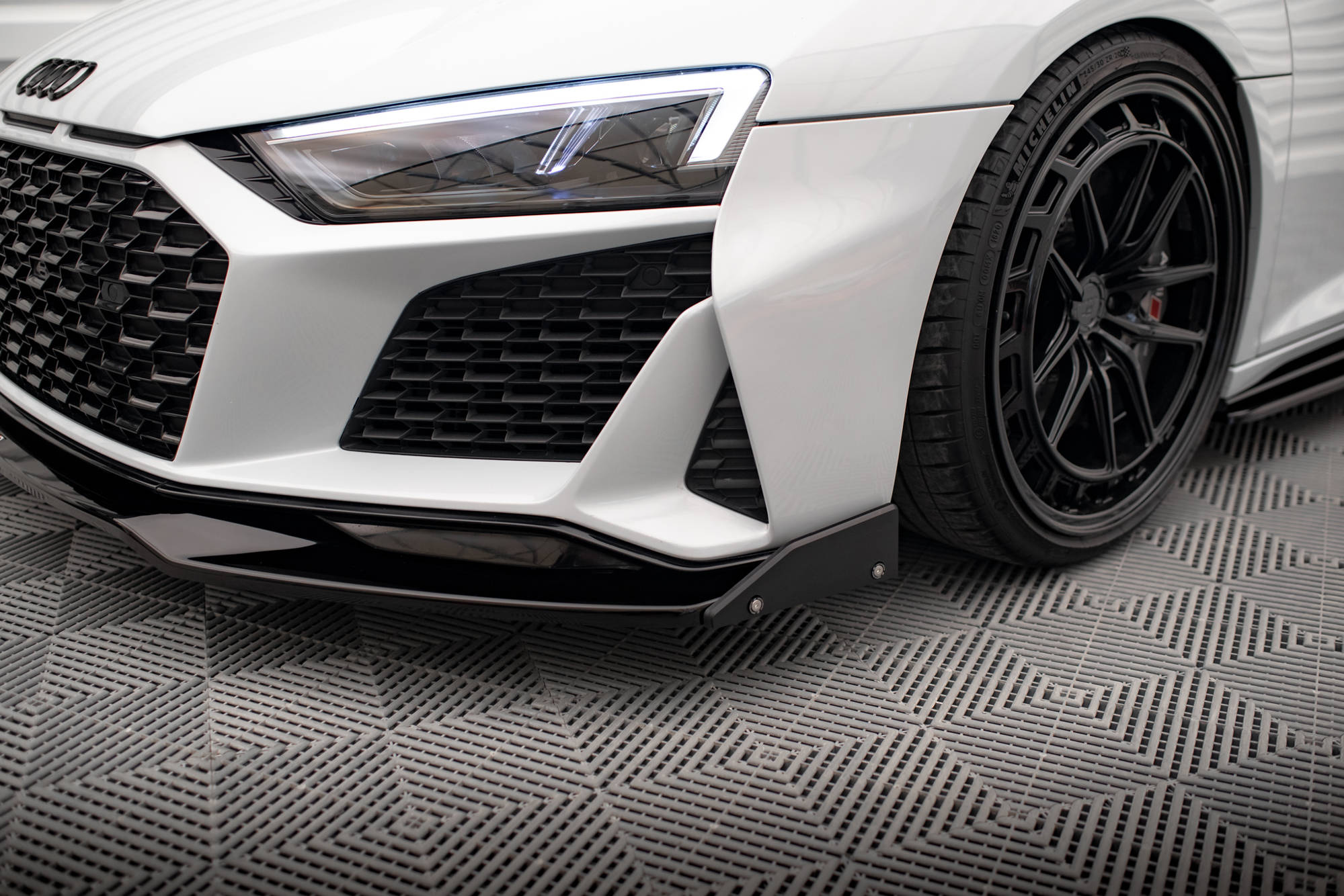 pol_po_Front-Splitter-V-3-Flaps-Audi-R8-Mk2-Facelift-17926_5 pol_po_Front-Splitter-V-3-Flaps-Audi-R8-Mk2-Facelift-17926_5