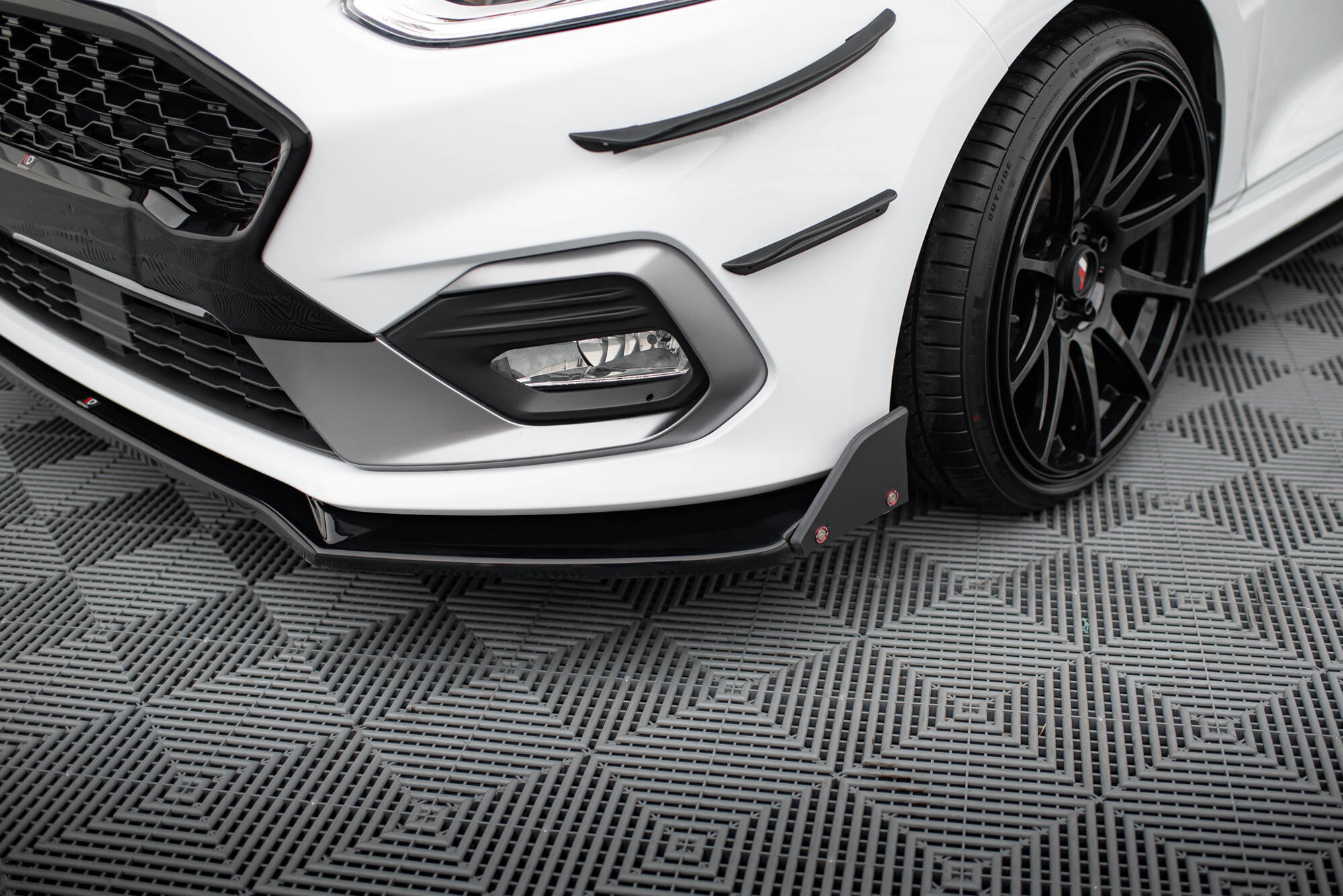 pol_po_Front-Splitter-V-4-Flaps-Ford-Fiesta-ST-ST-Line-14530_7 pol_po_Front-Splitter-V-4-Flaps-Ford-Fiesta-ST-ST-Line-14530_7