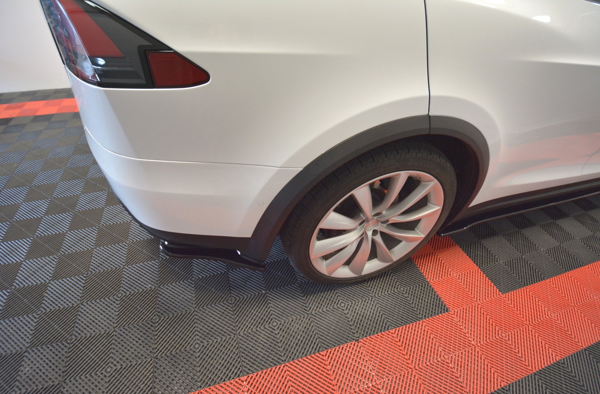 pol_po_REAR-SIDE-SPLITTERS-V-1-TESLA-MODEL-X-7584_1 pol_po_REAR-SIDE-SPLITTERS-V-1-TESLA-MODEL-X-7584_1