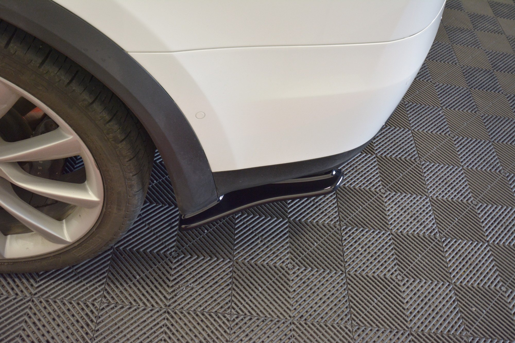 pol_po_REAR-SIDE-SPLITTERS-V-1-TESLA-MODEL-X-7584_3 pol_po_REAR-SIDE-SPLITTERS-V-1-TESLA-MODEL-X-7584_3