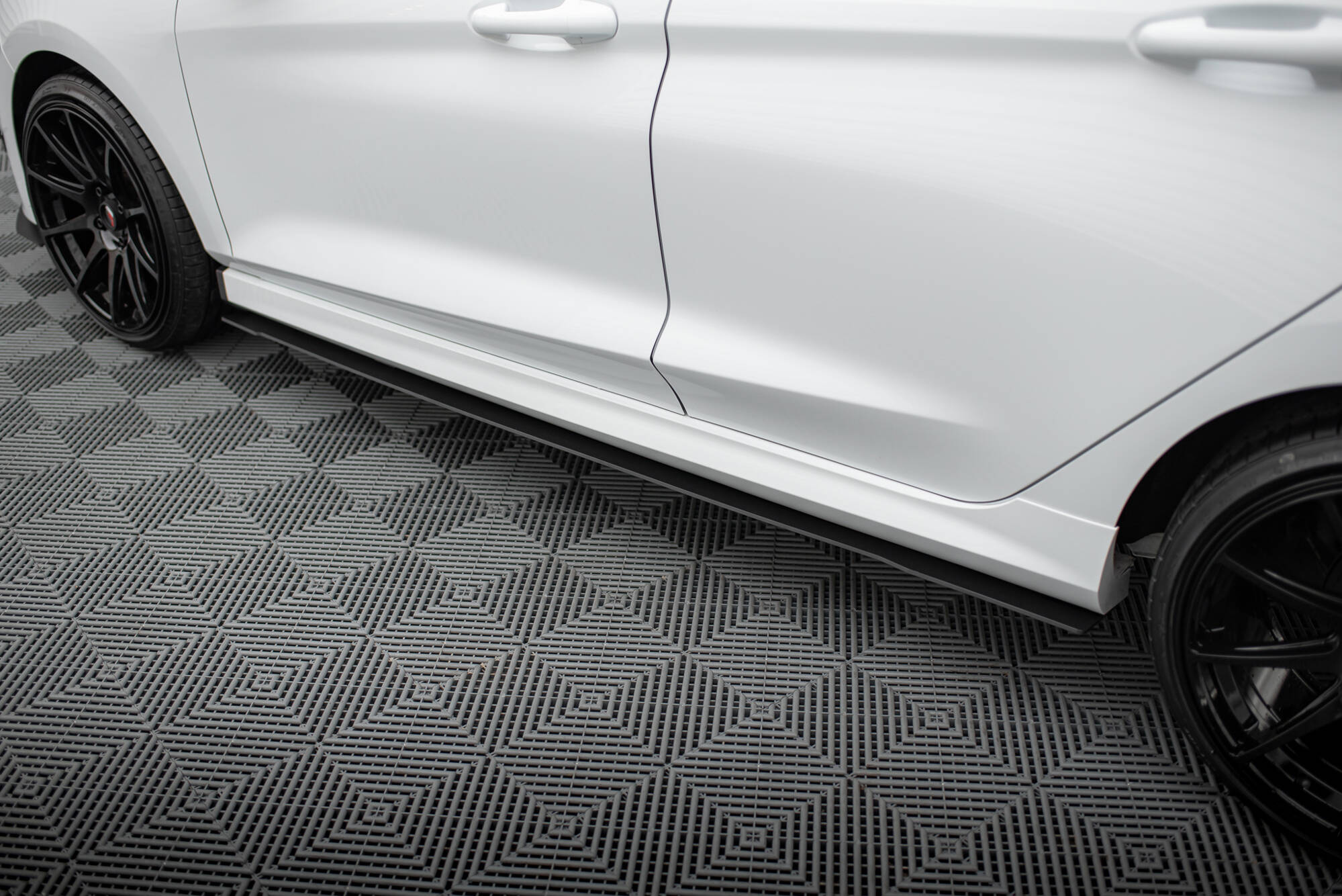 pol_po_Racing-Side-Skirts-Diffusers-V-2-Ford-Fiesta-Mk8-ST-ST-Line-5827_4 pol_po_Racing-Side-Skirts-Diffusers-V-2-Ford-Fiesta-Mk8-ST-ST-Line-5827_4