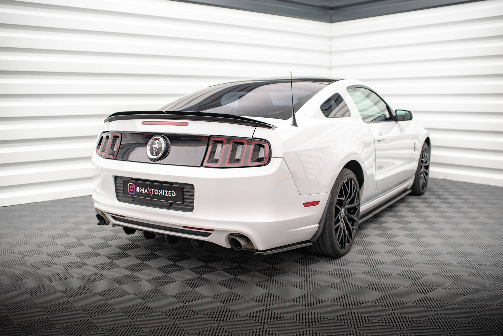 pol_po_Rear-Side-Splitters-Ford-Mustang-Mk5-Facelift-18240_2 pol_po_Rear-Side-Splitters-Ford-Mustang-Mk5-Facelift-18240_2
