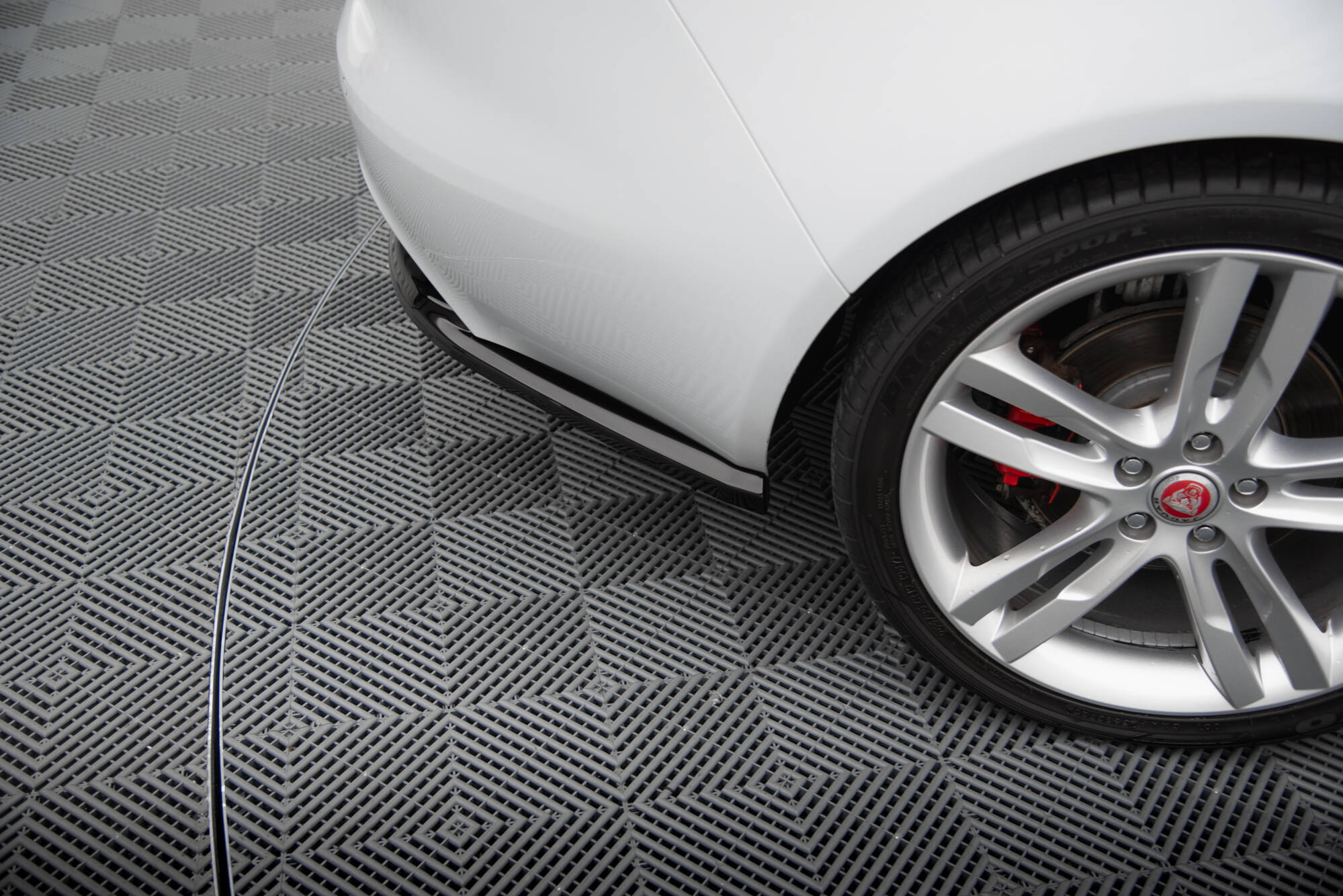 pol_po_Rear-Side-Splitters-Jaguar-XE-R-Sport-X760-19297_8 pol_po_Rear-Side-Splitters-Jaguar-XE-R-Sport-X760-19297_8