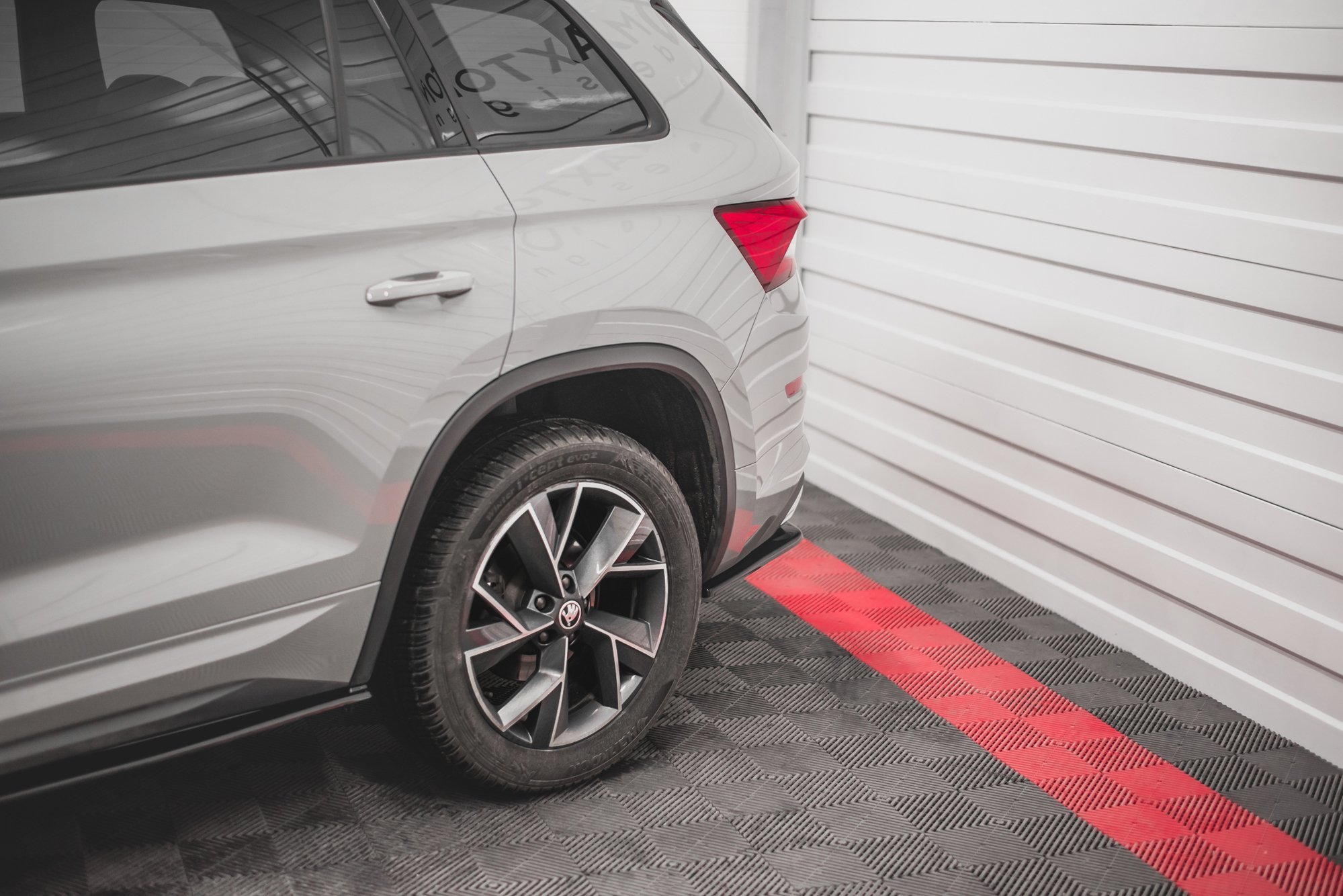 pol_po_Rear-Side-Splitters-Skoda-Kodiaq-Sportline-Mk1-Mk1-Facelift-9386_5 pol_po_Rear-Side-Splitters-Skoda-Kodiaq-Sportline-Mk1-Mk1-Facelift-9386_5