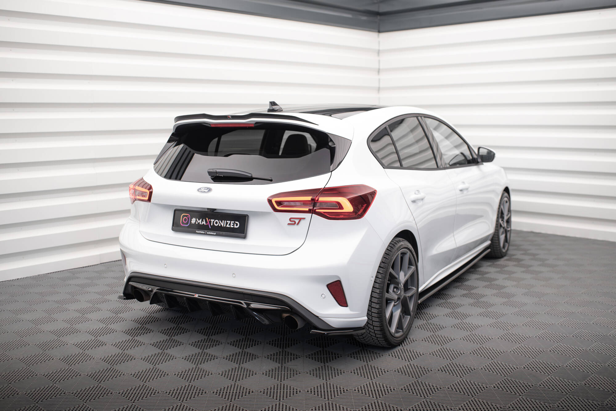 pol_po_Rear-Side-Splitters-V-1-Ford-Focus-ST-Mk4-9314_4 pol_po_Rear-Side-Splitters-V-1-Ford-Focus-ST-Mk4-9314_4