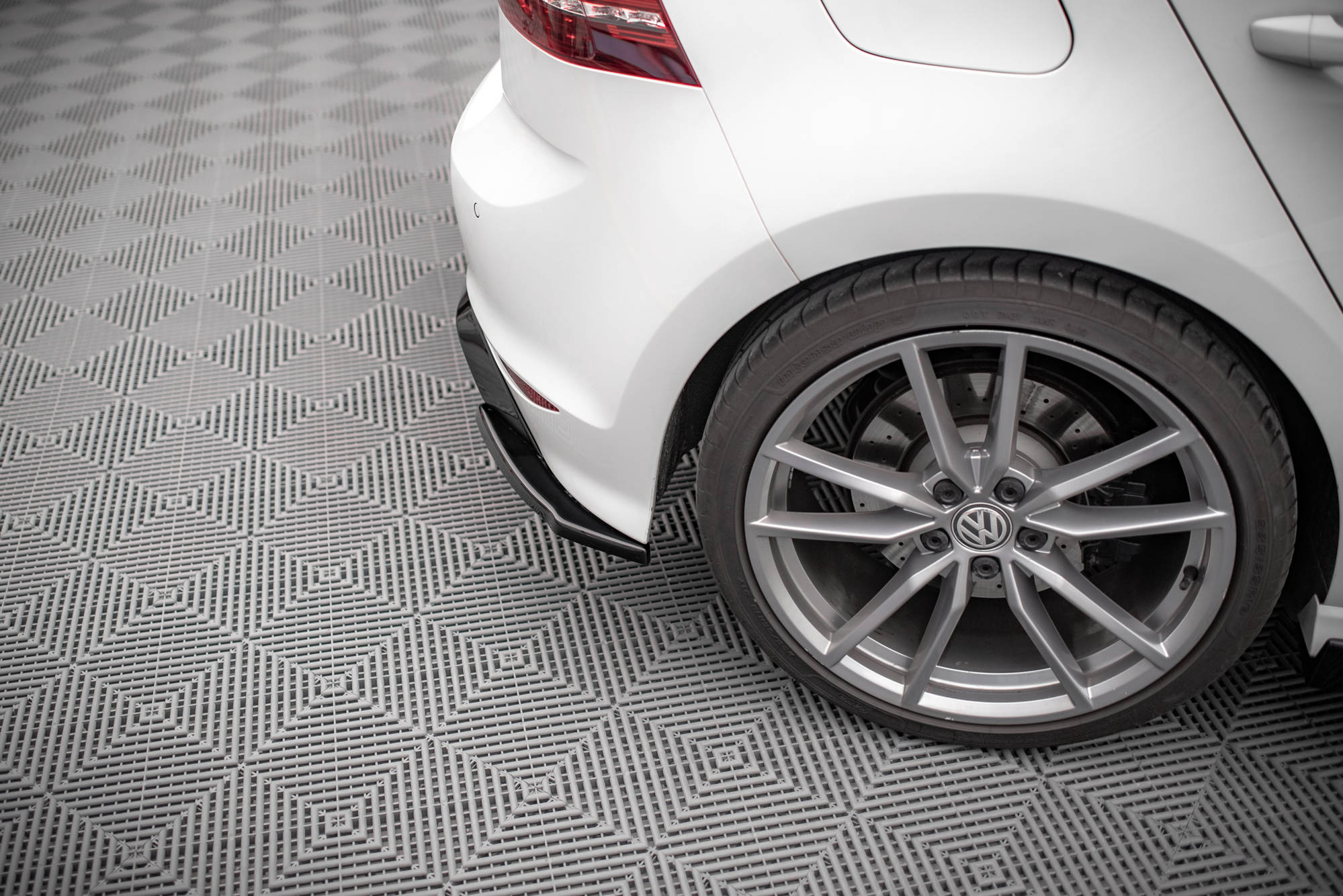 pol_po_Rear-Side-Splitters-V-4-Volkswagen-Golf-R-Mk7-14306_5 pol_po_Rear-Side-Splitters-V-4-Volkswagen-Golf-R-Mk7-14306_5