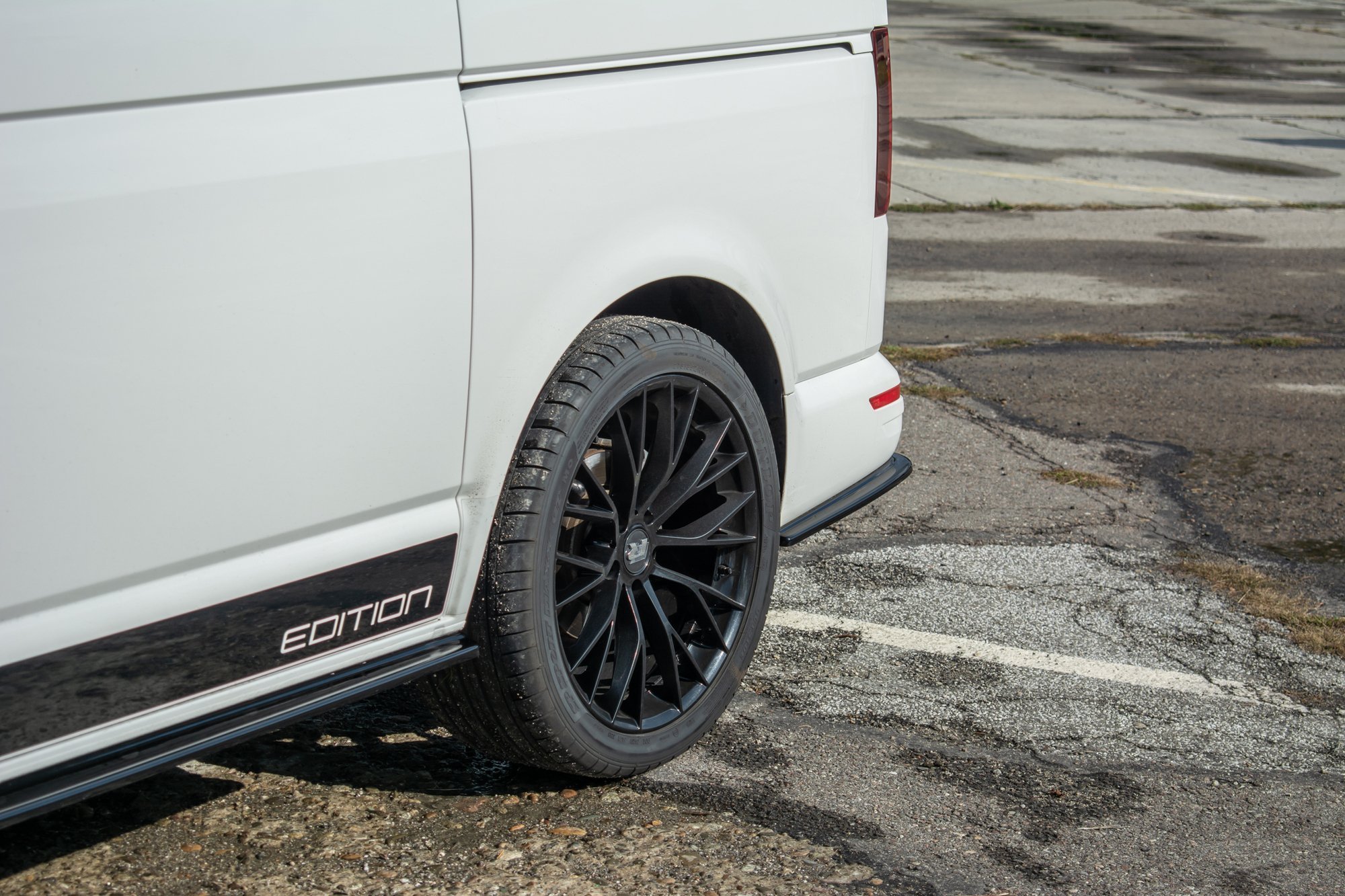 pol_po_Rear-Side-Splitters-Volkswagen-T6-8937_3 pol_po_Rear-Side-Splitters-Volkswagen-T6-8937_3