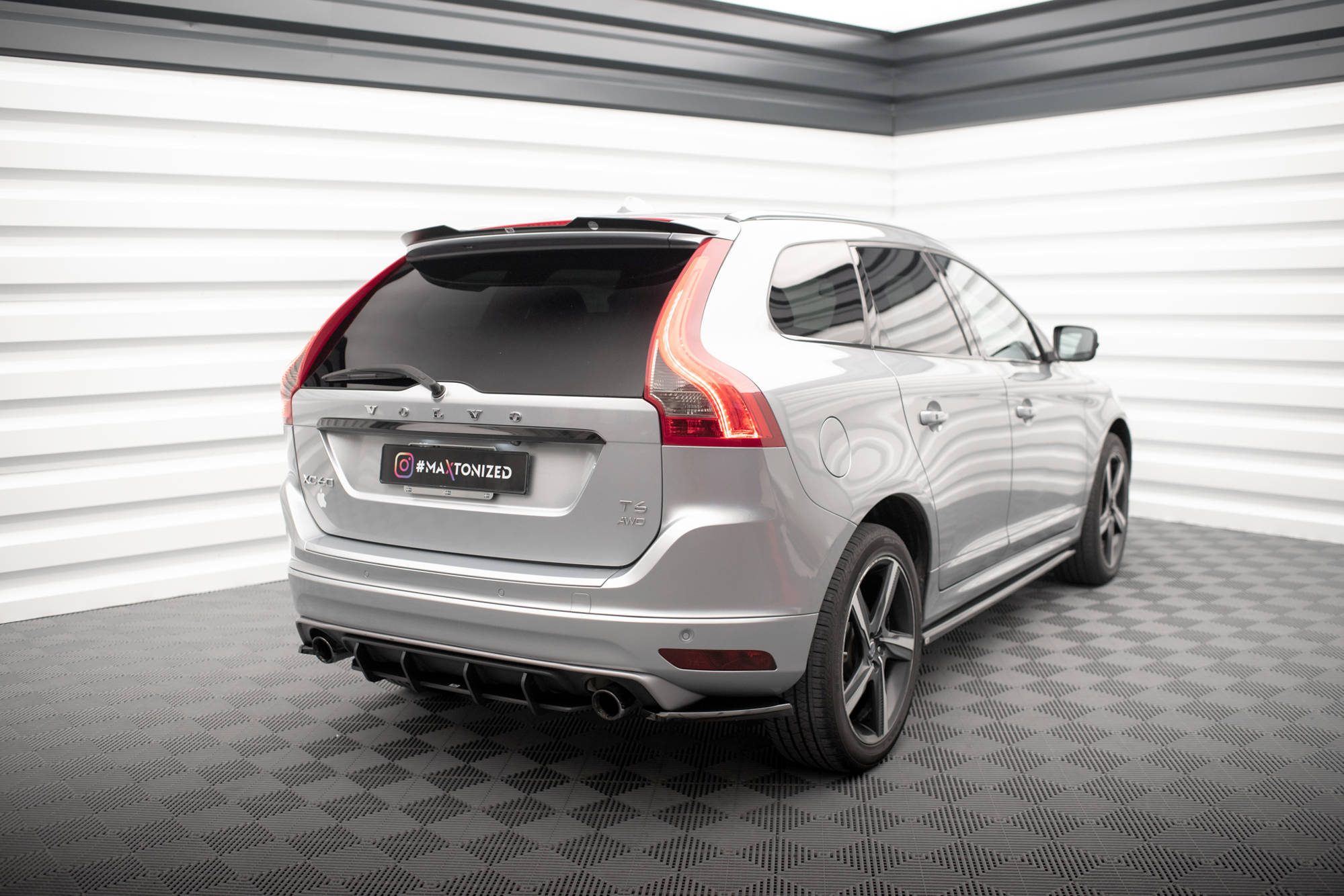 pol_po_Rear-Side-Splitters-Volvo-XC60-R-Design-Mk1-Facelift-17963_4 pol_po_Rear-Side-Splitters-Volvo-XC60-R-Design-Mk1-Facelift-17963_4