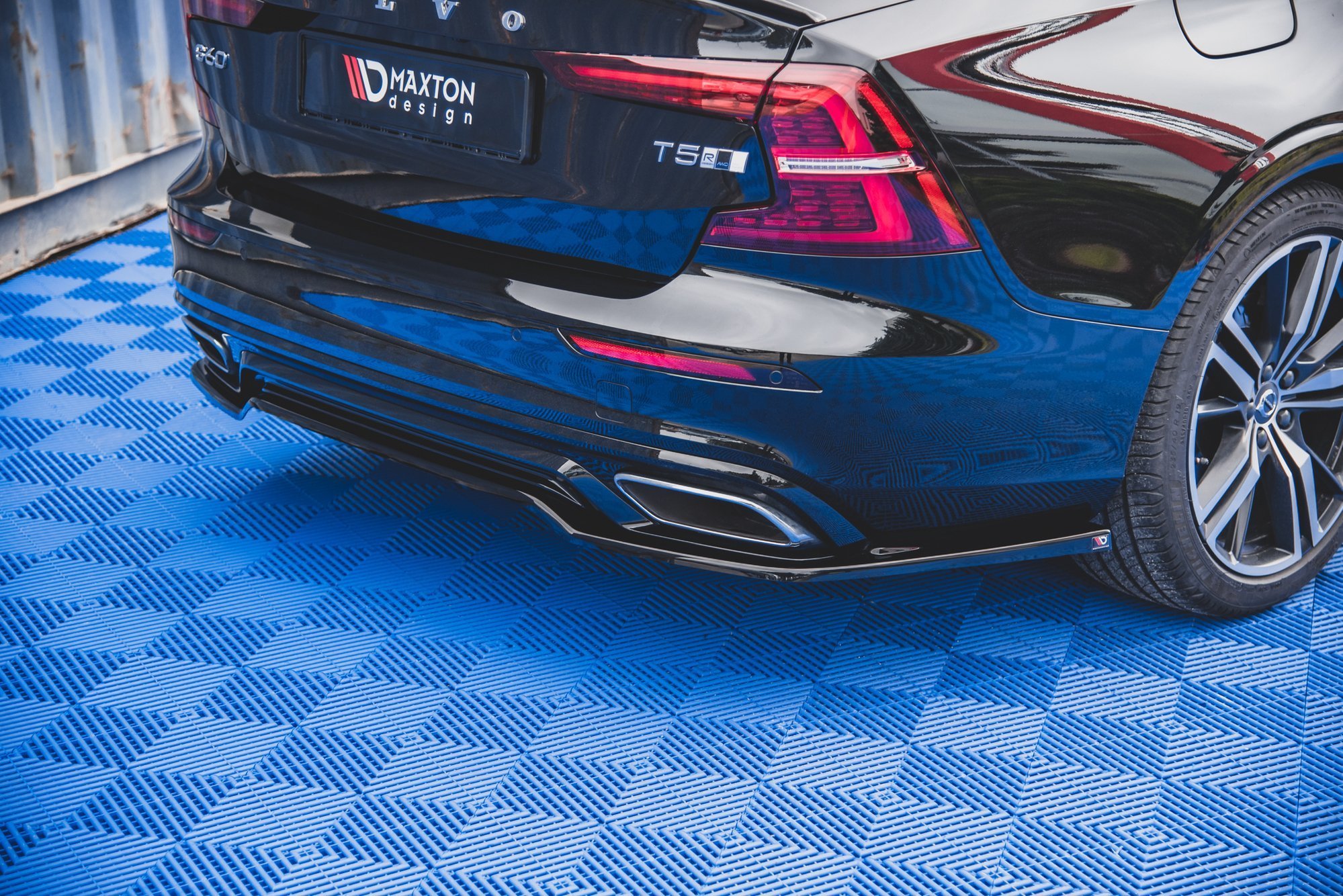 pol_po_Rear-Splitter-Volvo-S60-V60-R-Design-Mk3-11176_5 pol_po_Rear-Splitter-Volvo-S60-V60-R-Design-Mk3-11176_5