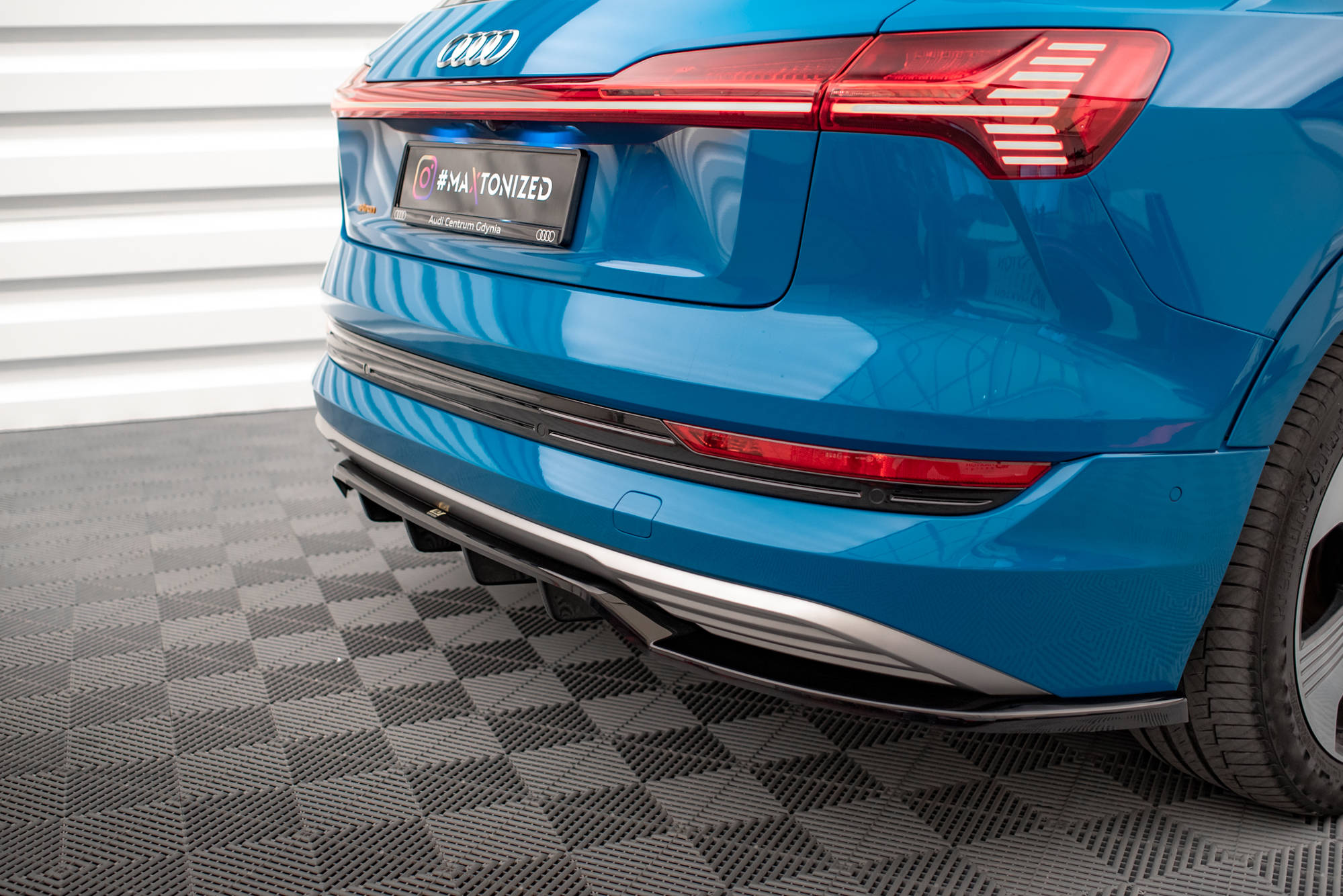 pol_po_Rear-Splitter-with-vertical-bars-Audi-e-tron-17533_9 pol_po_Rear-Splitter-with-vertical-bars-Audi-e-tron-17533_9